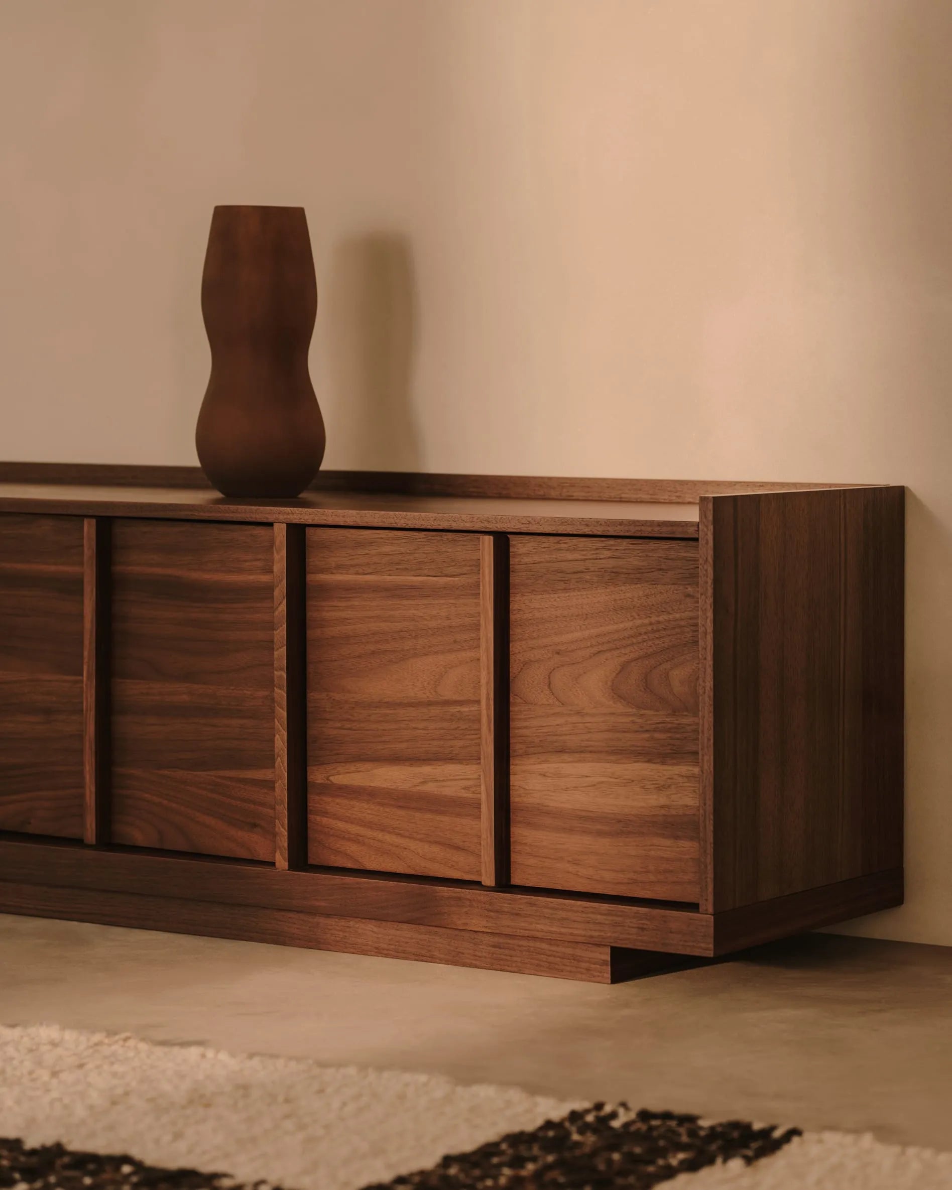 Elegantes TV-Möbel aus Walnussfurnier, inspiriert von japanischer Architektur, mit FSC-zertifiziertem Holz.
