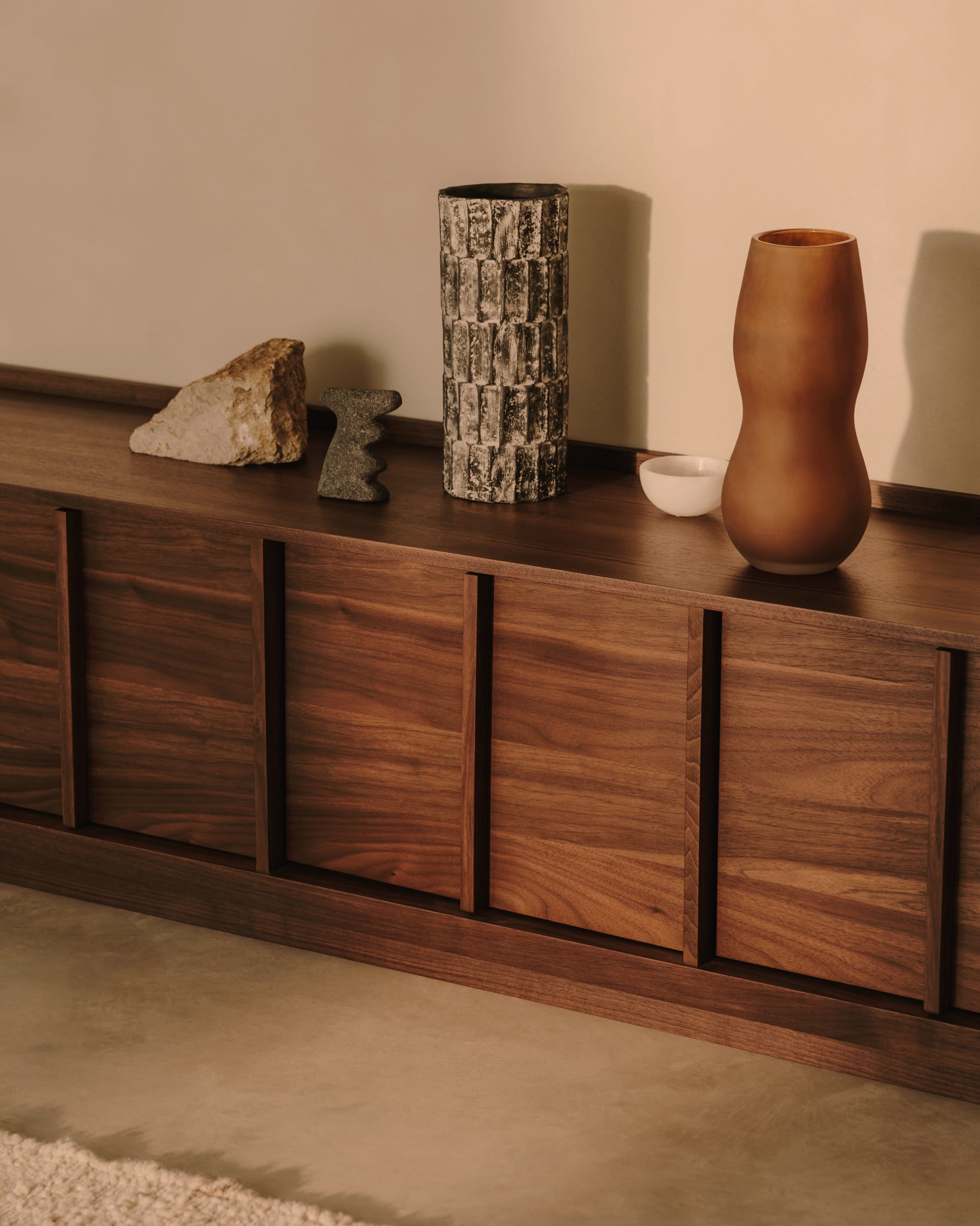 Elegantes TV-Möbel Onix aus Walnussfurnier, 200x45 cm, dunkles Finish, FSC-zertifiziert, ideal für modernes Wohnen.