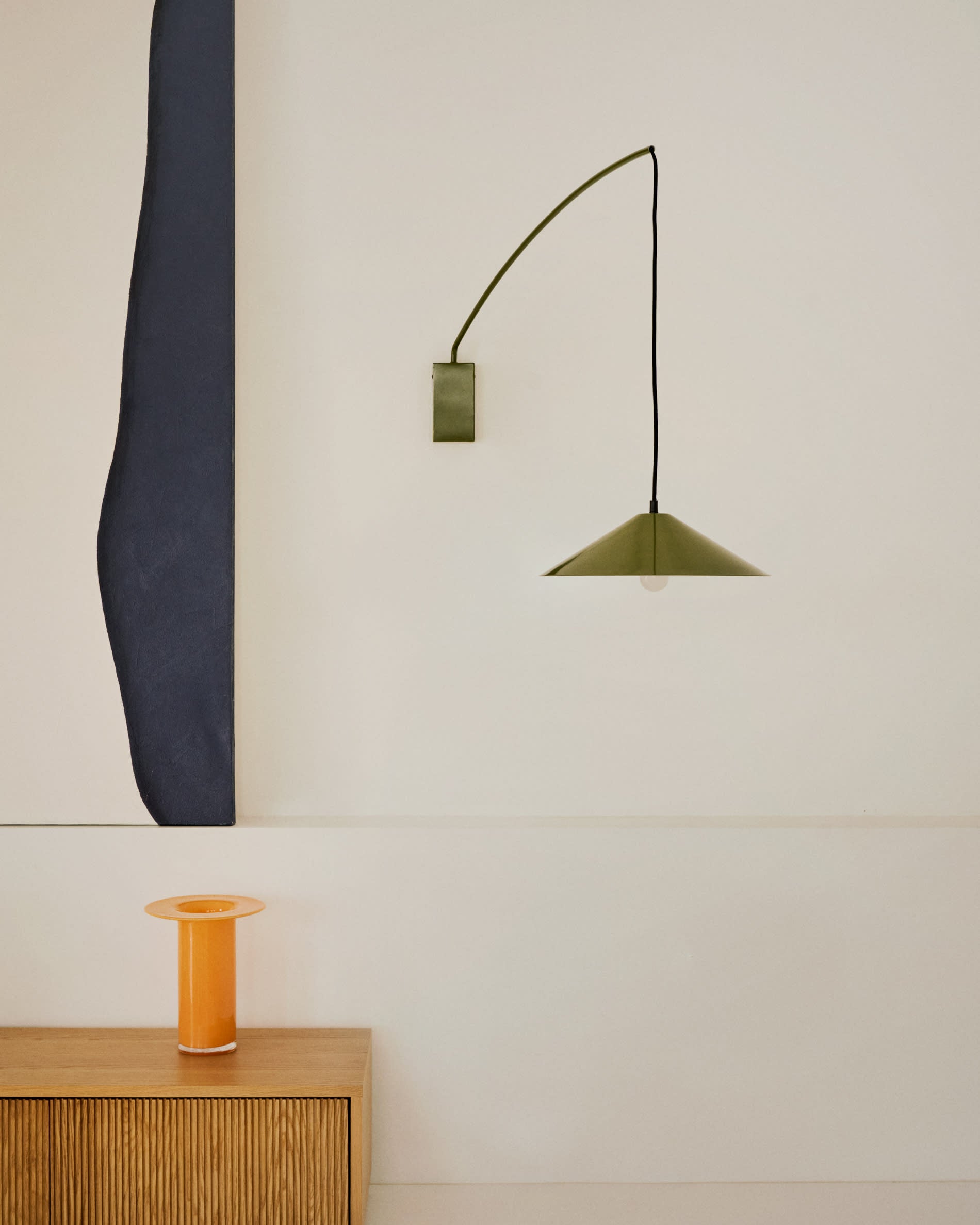 Erleben Sie das stilvolle TV-Möbel Helvine von Kave Home: 200 x 40 cm, 4 geräumige Schubladen, aus hochwertigem FSC 100% Holz für ein elegantes Zuhause.