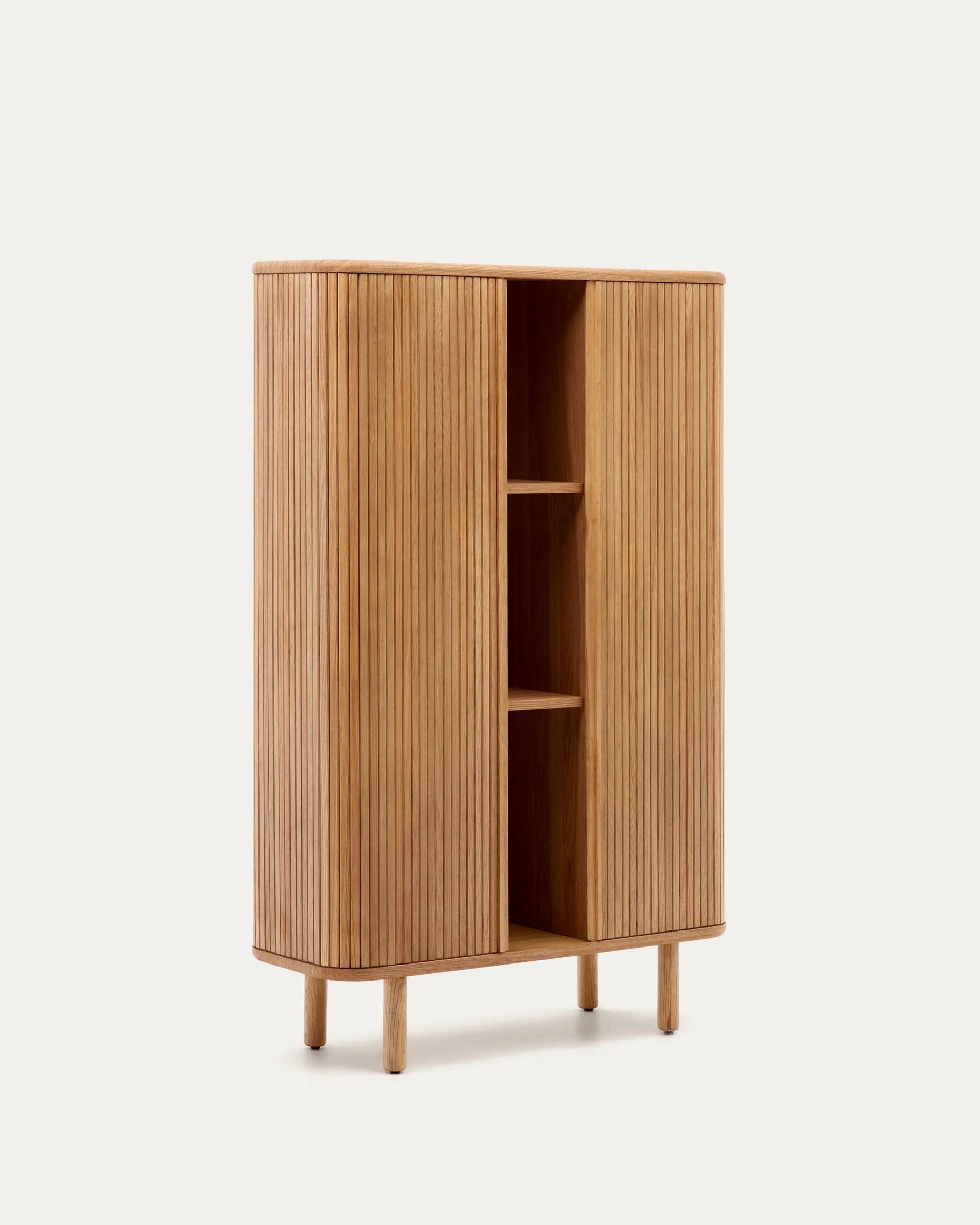 Elegantes Highboard mit Eschenfurnier, abgerundeten Formen und praktischen Schiebetüren für stilvollen Stauraum.