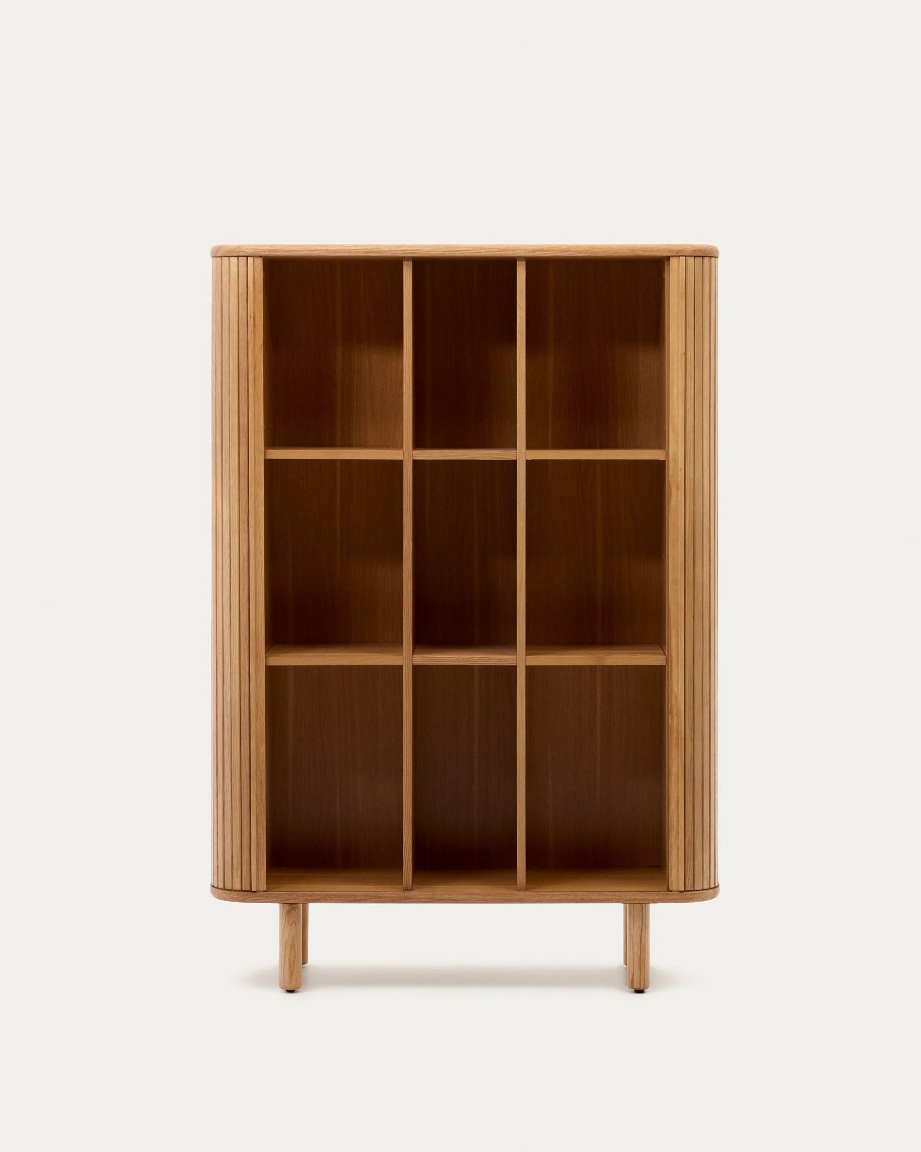Elegantes Highboard mit Eschenfurnier, abgerundeten Formen und praktischen Schiebetüren für stilvollen Stauraum.