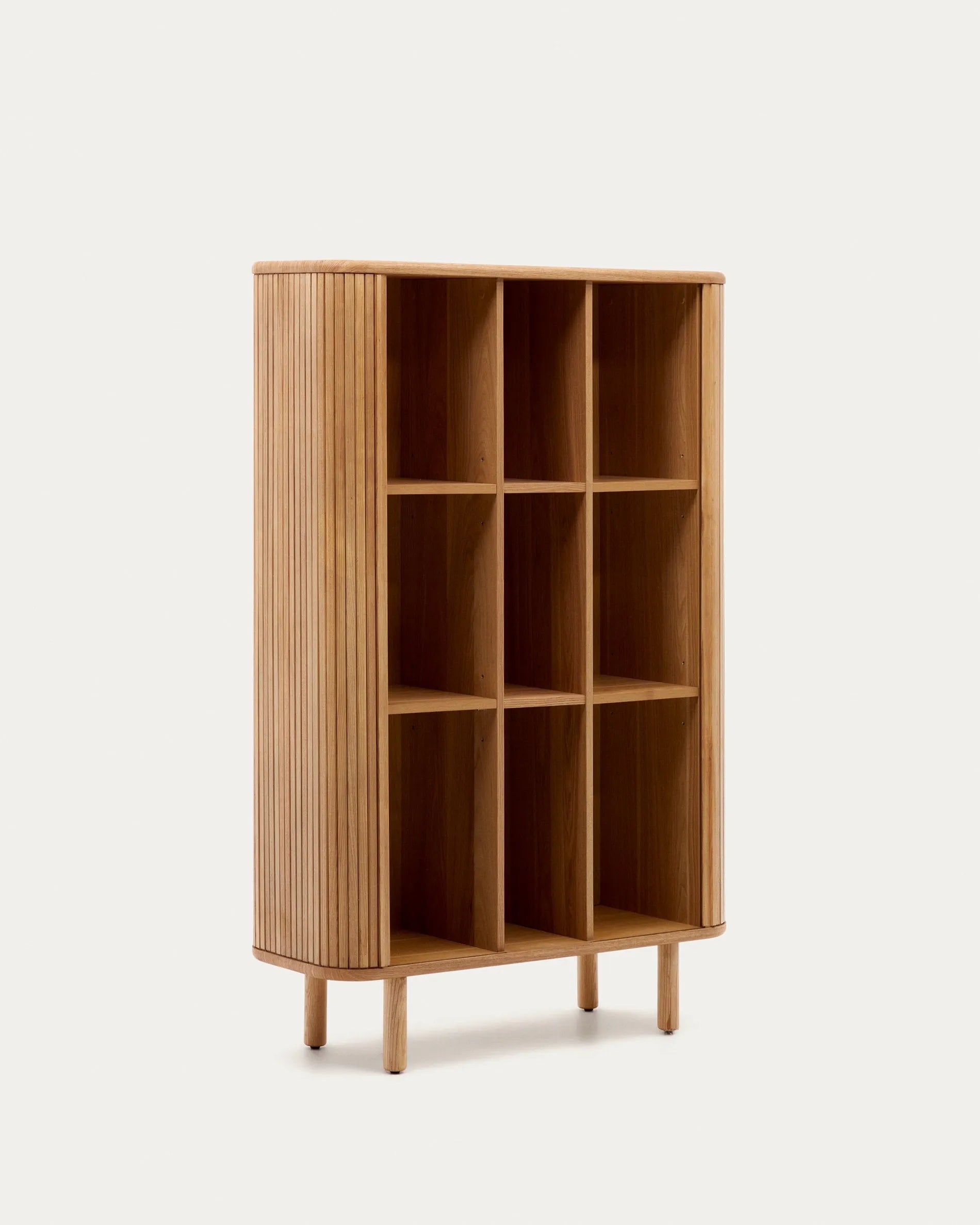 Elegantes Highboard mit Eschenfurnier, abgerundeten Formen und praktischen Schiebetüren für stilvollen Stauraum.