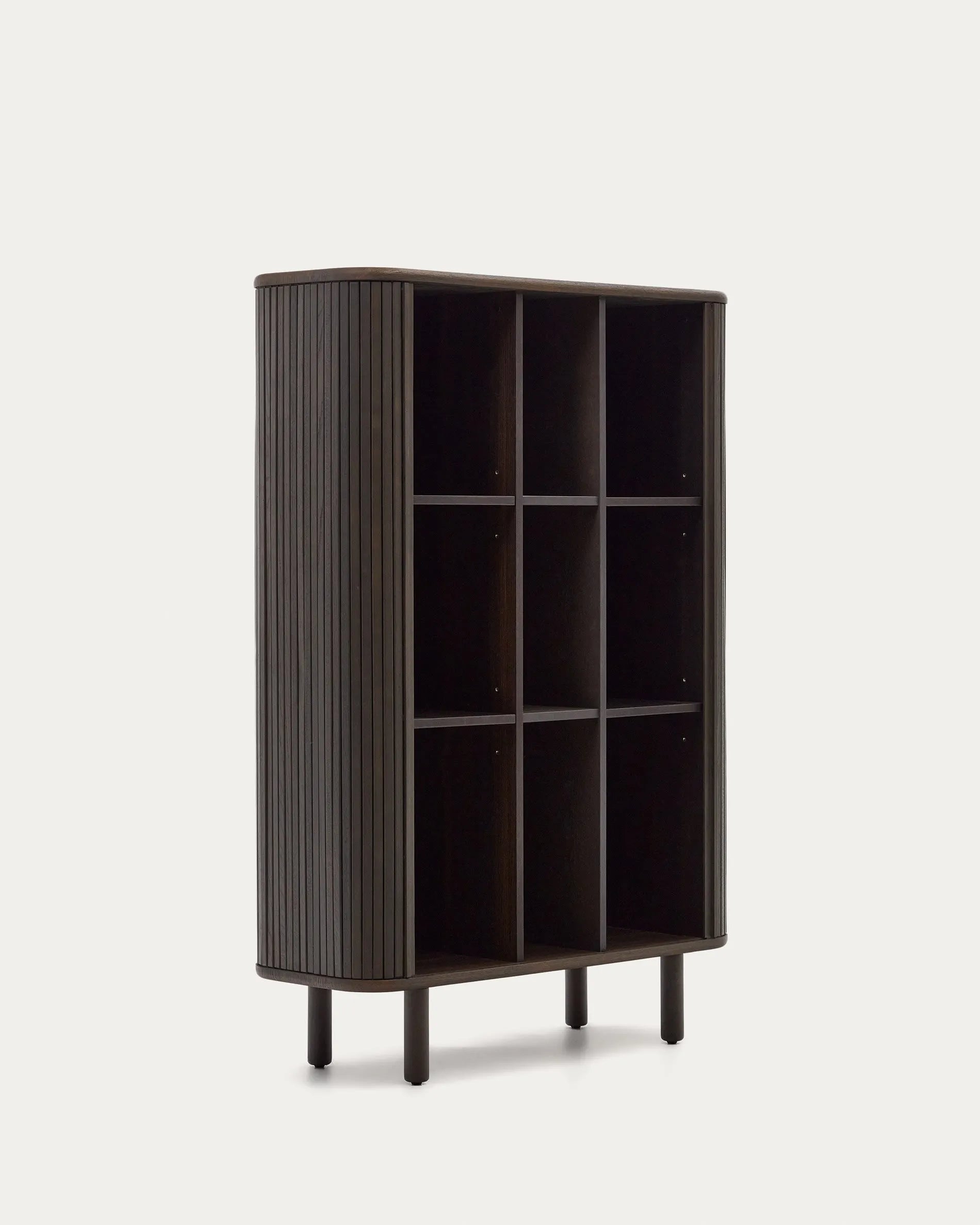 Elegantes Highboard mit Eschenfurnier, dunklem Finish und großzügigem Stauraum. Perfekt für stilvolle Aufbewahrung.