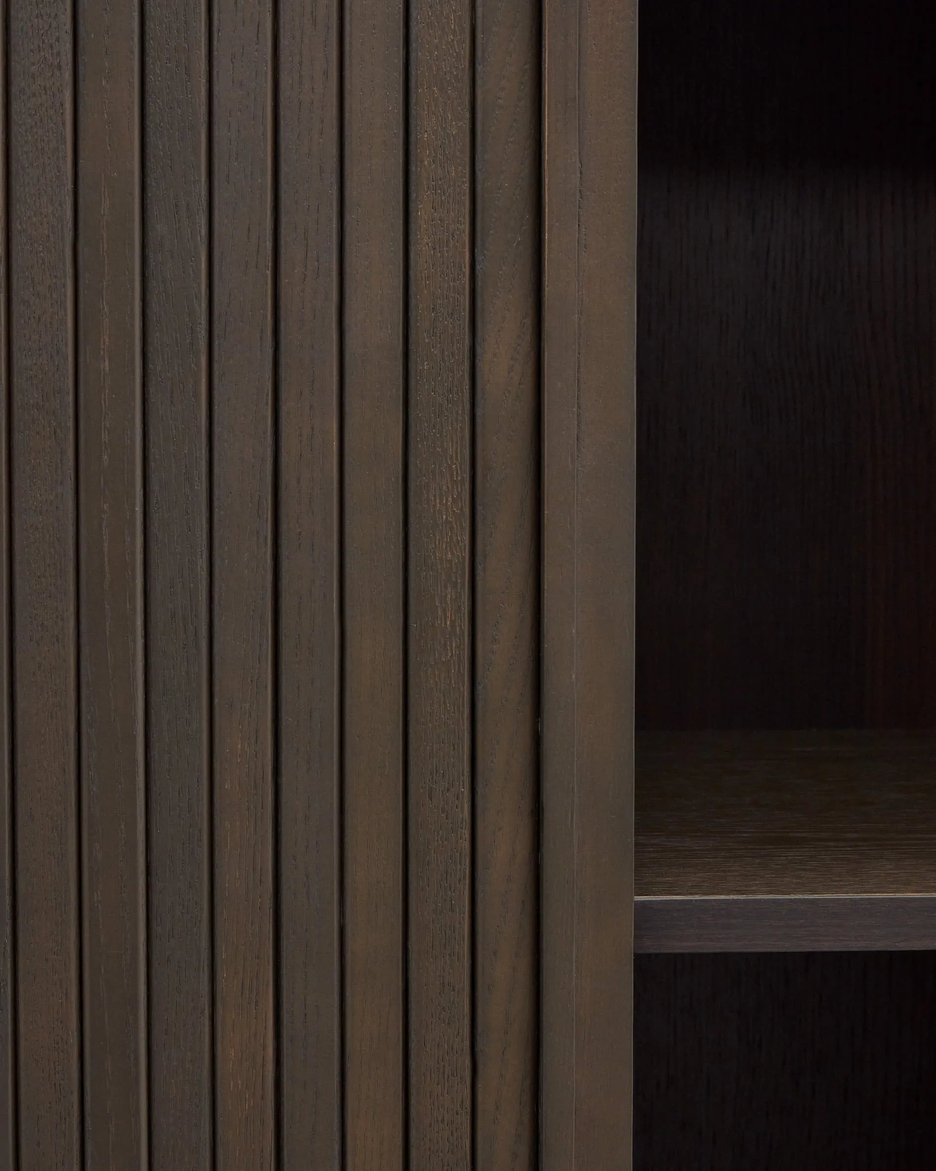 Elegantes Highboard mit Eschenfurnier, dunklem Finish und großzügigem Stauraum. Perfekt für stilvolle Aufbewahrung.