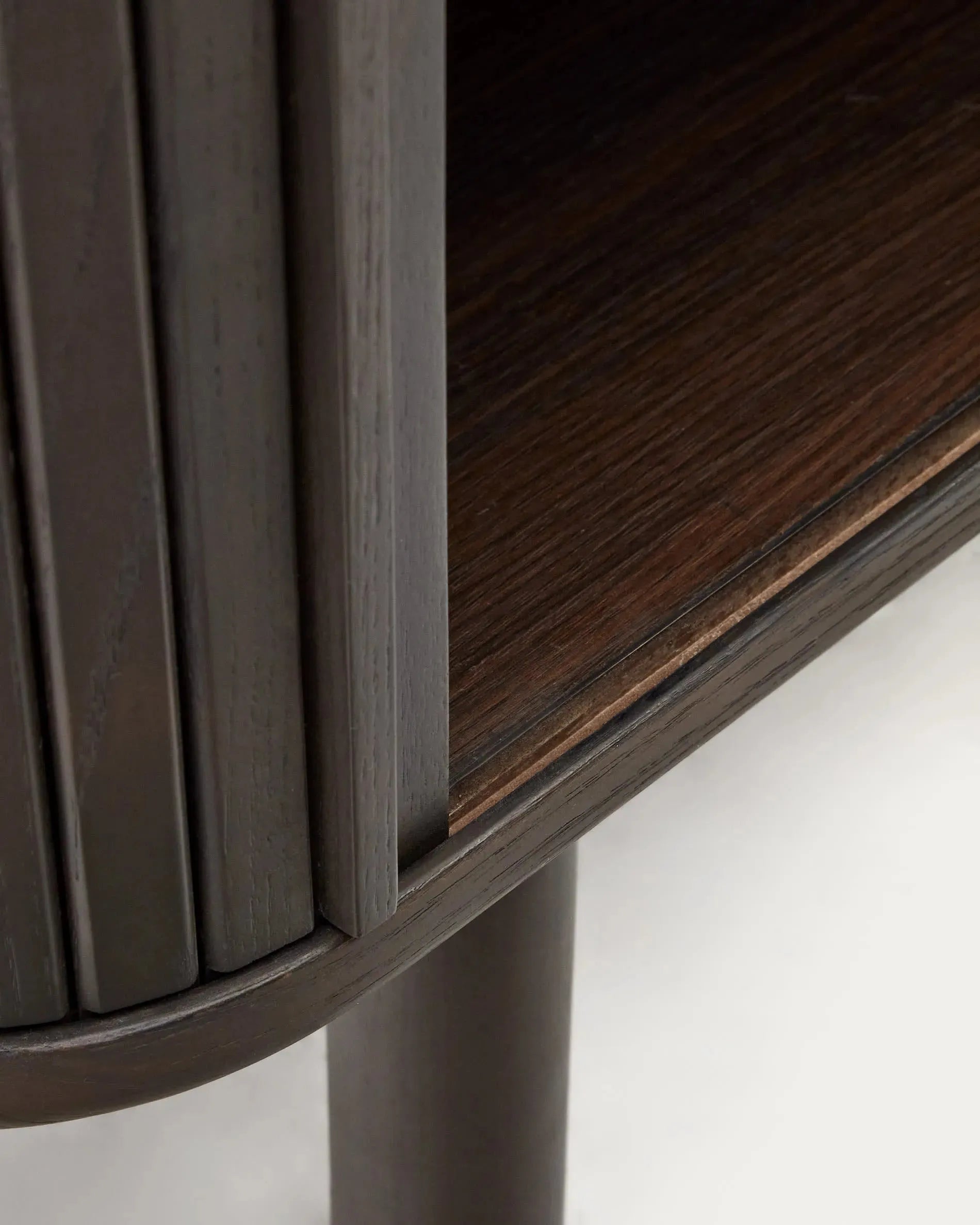 Stilvolles Highboard aus Eschenfurnier mit dunklem Finish, 2 Türen, 110x160 cm, perfekt für moderne und elegante Wohnräume.