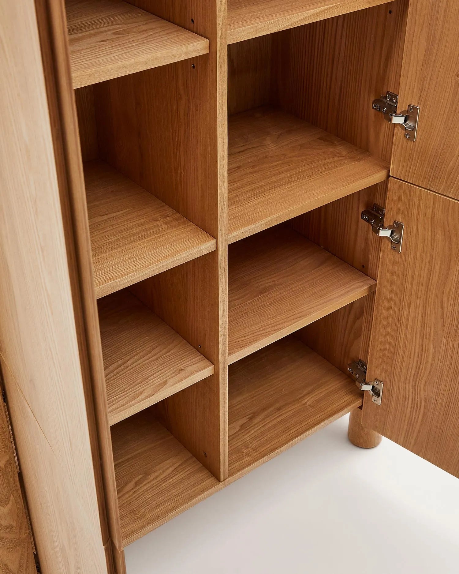 Elegantes Highboard aus Eschenfurnier, 100x134 cm, vereint Stil und Funktionalität für moderne Wohnräume.