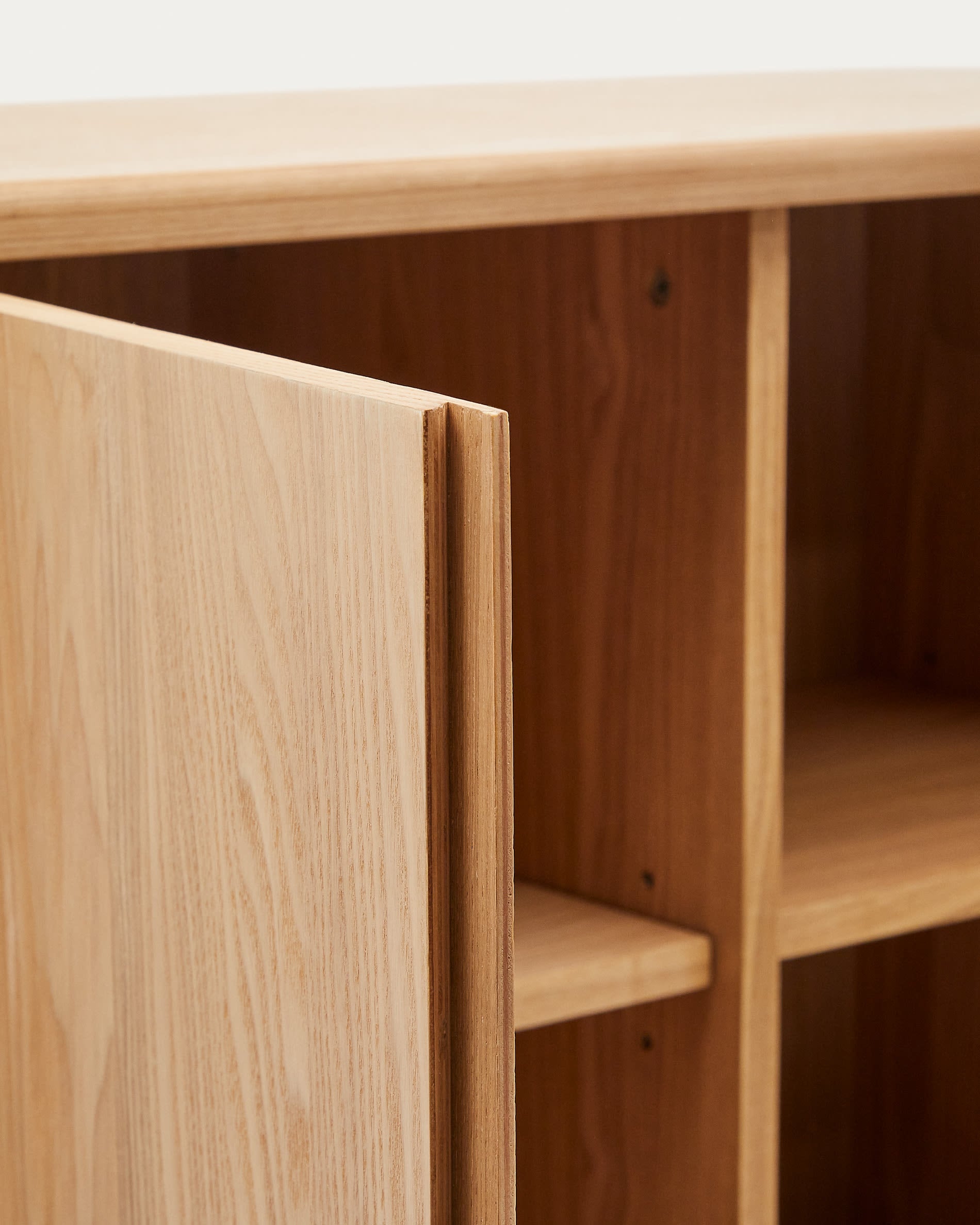 Stilvolles Highboard aus Eschenfurnier, 100x134 cm, von Kave Home. Perfekt für modernes Design und praktische Aufbewahrung.