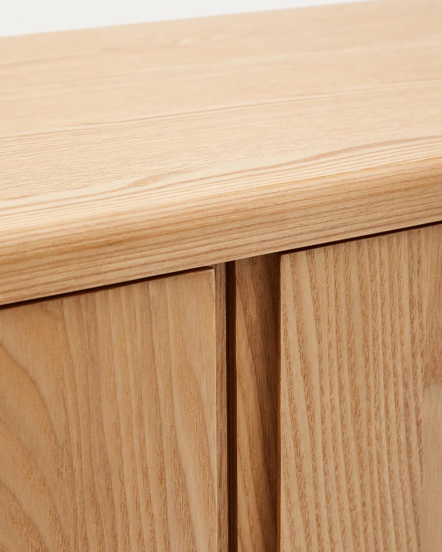 Elegantes Highboard aus Eschenfurnier, 100x134 cm, vereint Stil und Funktionalität für moderne Wohnräume.