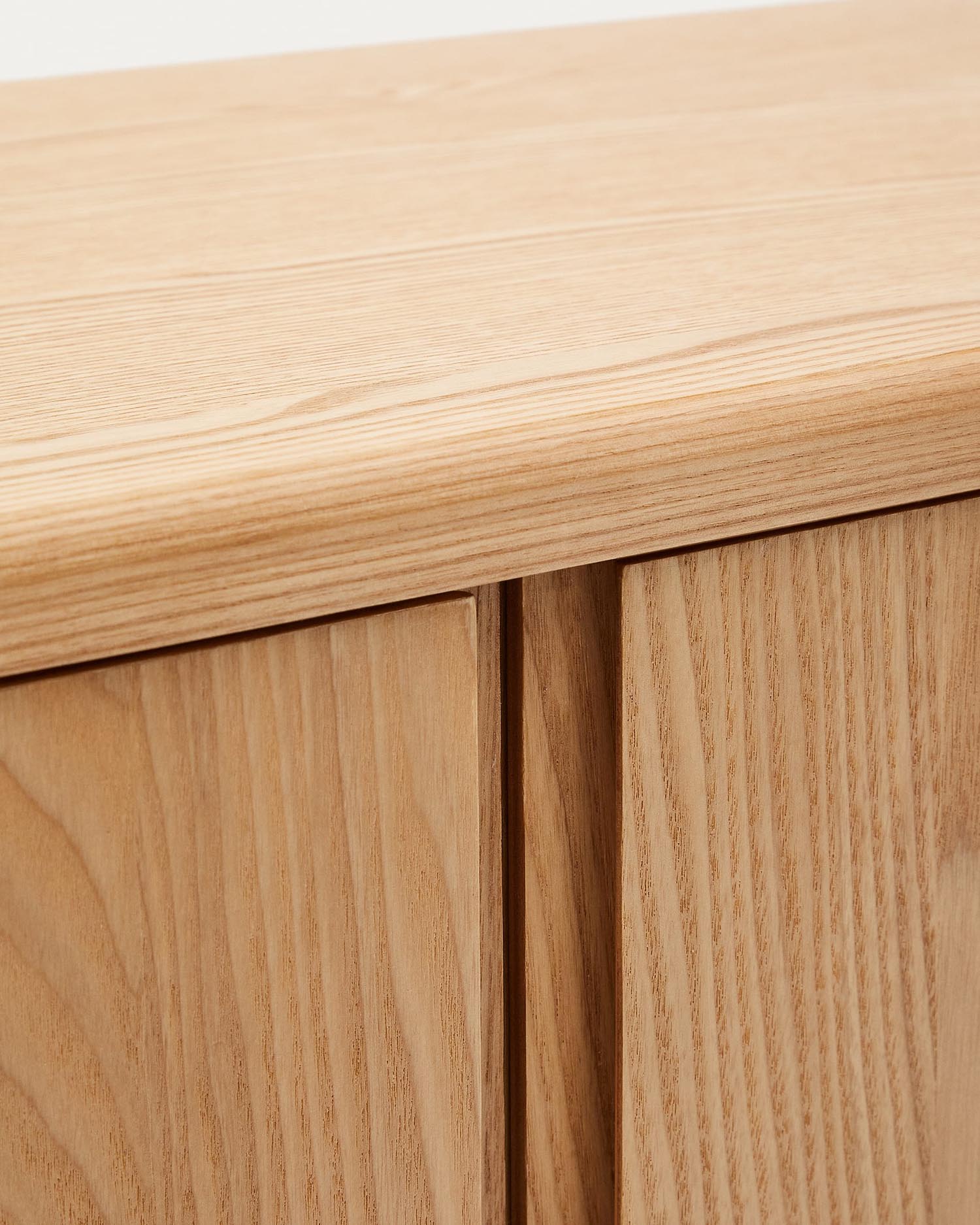 Elegantes Highboard aus Eschenfurnierholz, 100x134 cm, von Kave Home. Ideal für stilvolle Aufbewahrung und modernes Wohndesign.