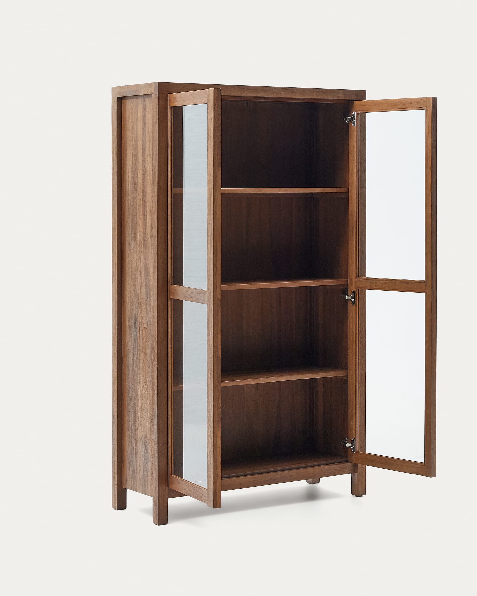 Die Sashi Vitrine aus massivem Teakholz (110x185 cm) von Kave Home bietet zeitlose Eleganz und praktischen Stauraum für Ihr Zuhause.