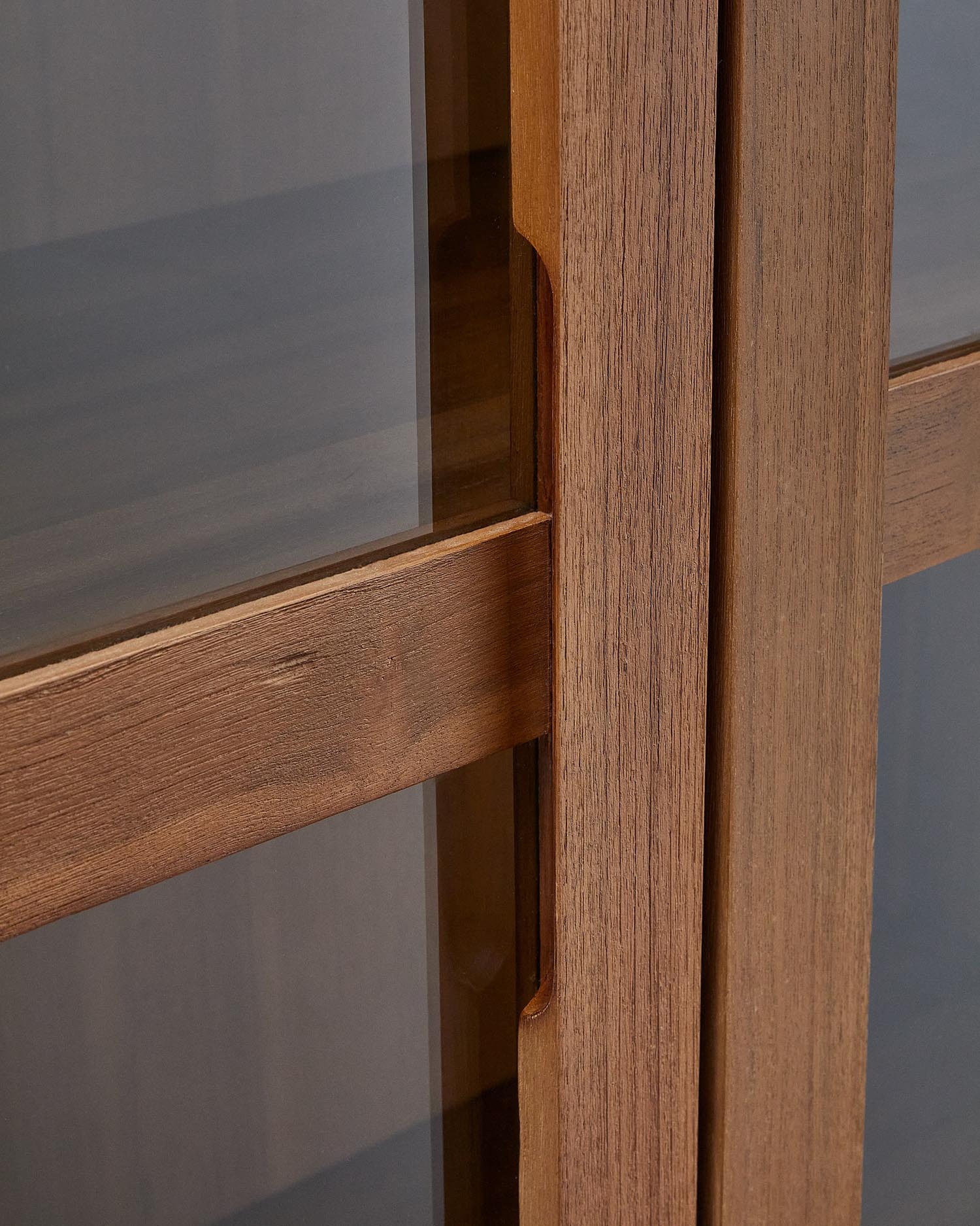 Die Sashi Vitrine aus Teakholz (110x185 cm) von Kave Home vereint stilvolles Design mit funktionalem Stauraum für Ihr Interieur.