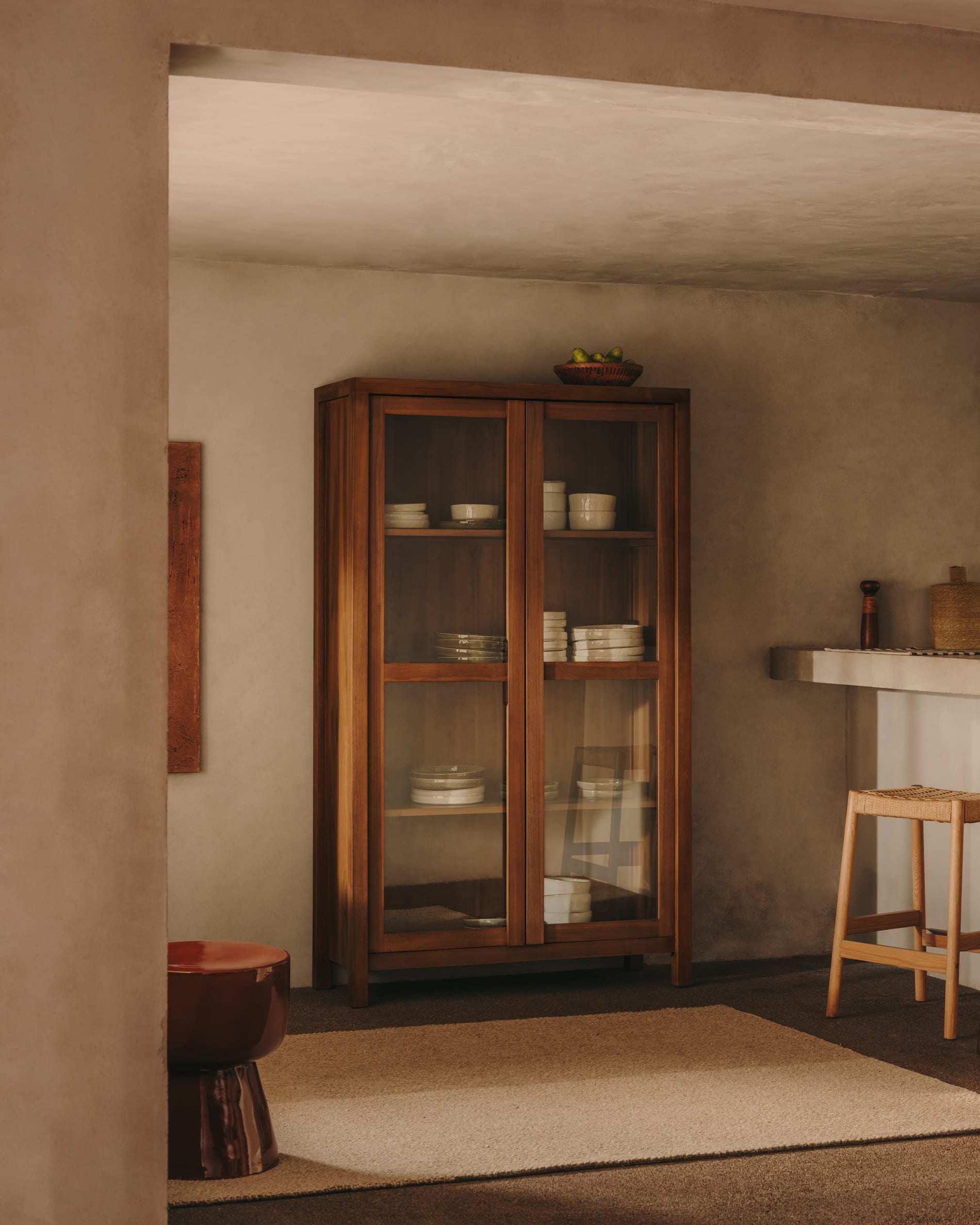 Die Sashi Vitrine aus massivem Teakholz (110x185 cm) von Kave Home bietet stilvolle Aufbewahrung mit natürlichem Charme.
