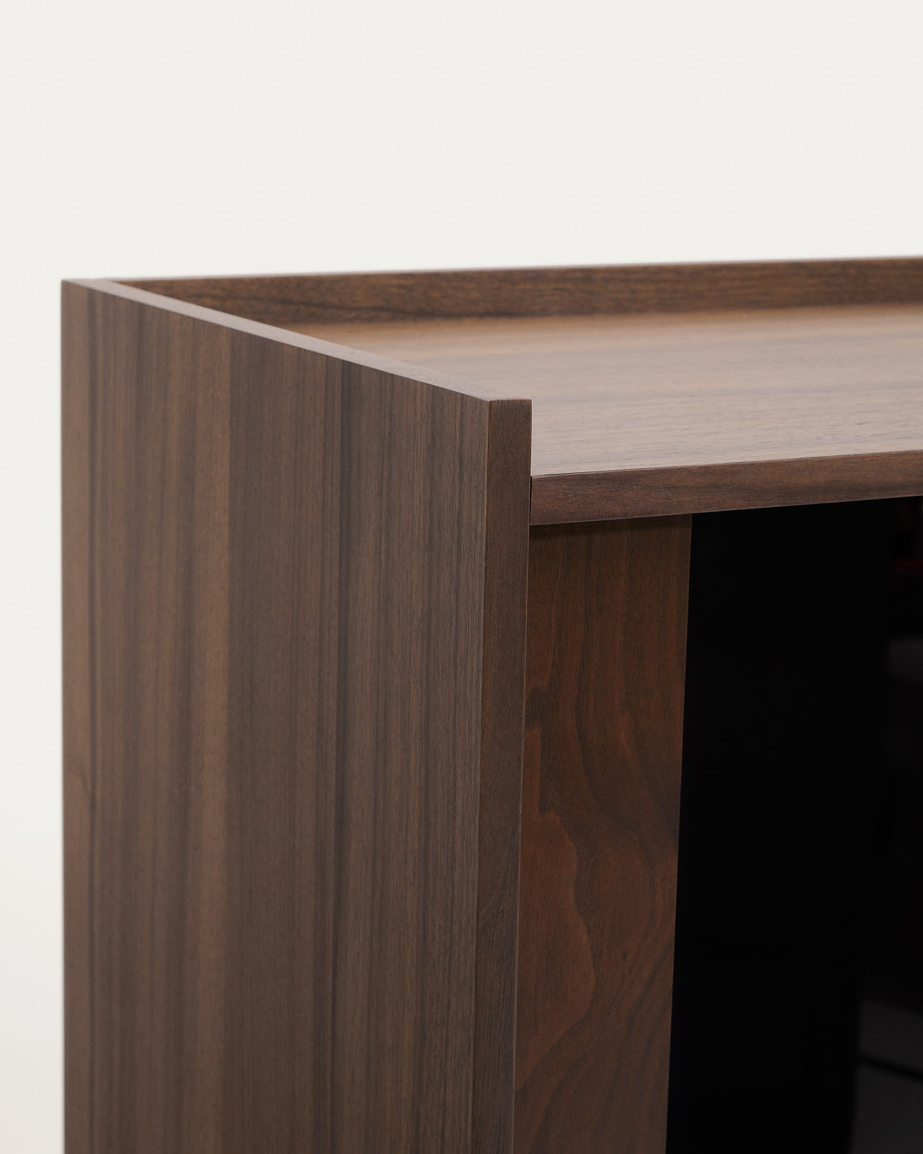 Elegante Vitrine Onix aus massivem Walnussholz, 101x170 cm, mit dunklem Finish. FSC-zertifiziert, ideal für stilvolle Wohnräume.