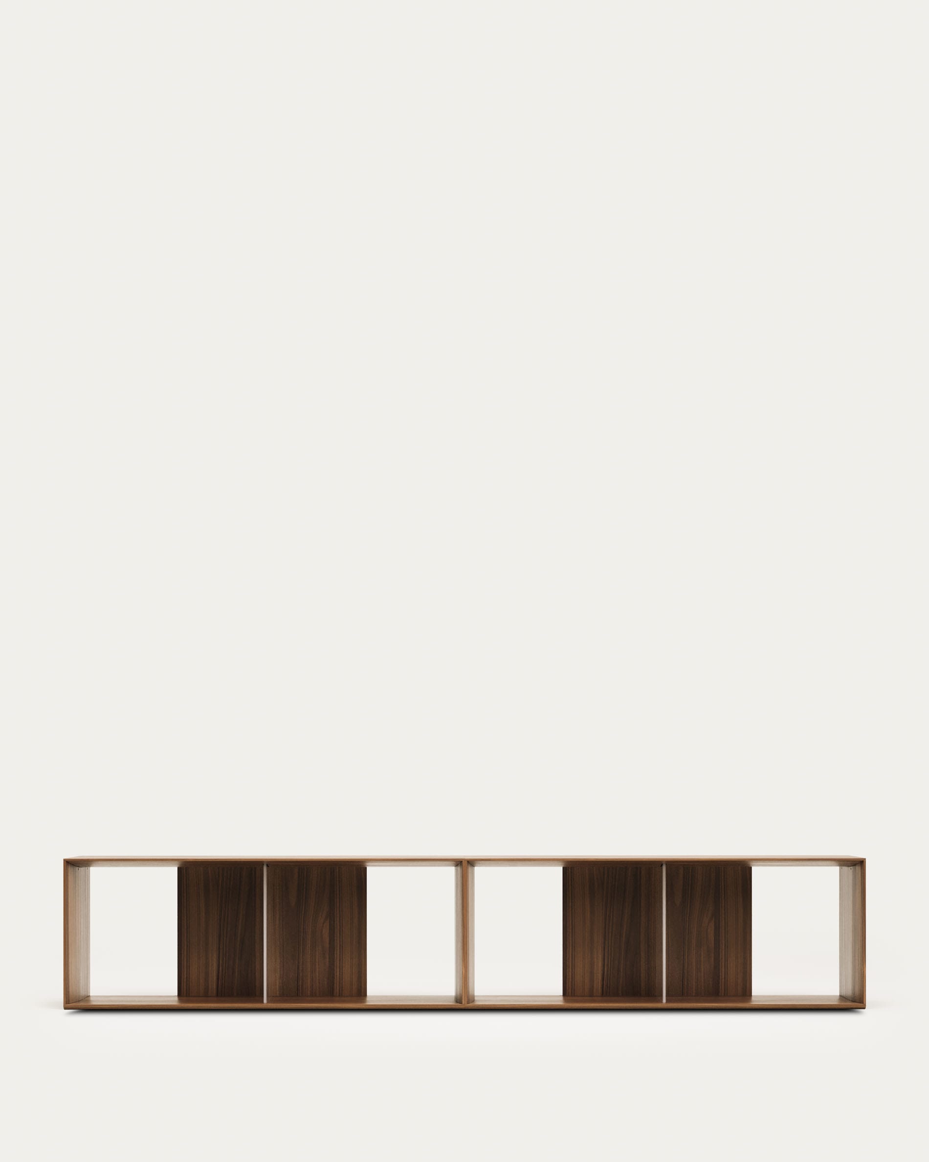 Das Litto Set umfasst zwei elegante Regale aus hochwertigem Nussholzfurnier, perfekt für flexible und moderne Raumgestaltung.