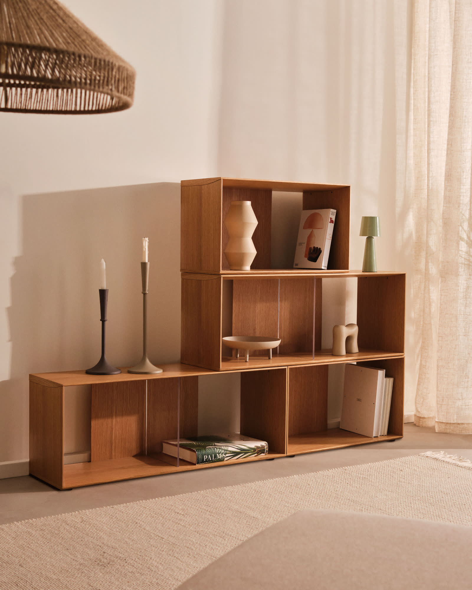 Das Litto Set von Kave Home bietet 4 modulare Regale aus Eichenfurnier, ideal für stilvolle und flexible Aufbewahrung.