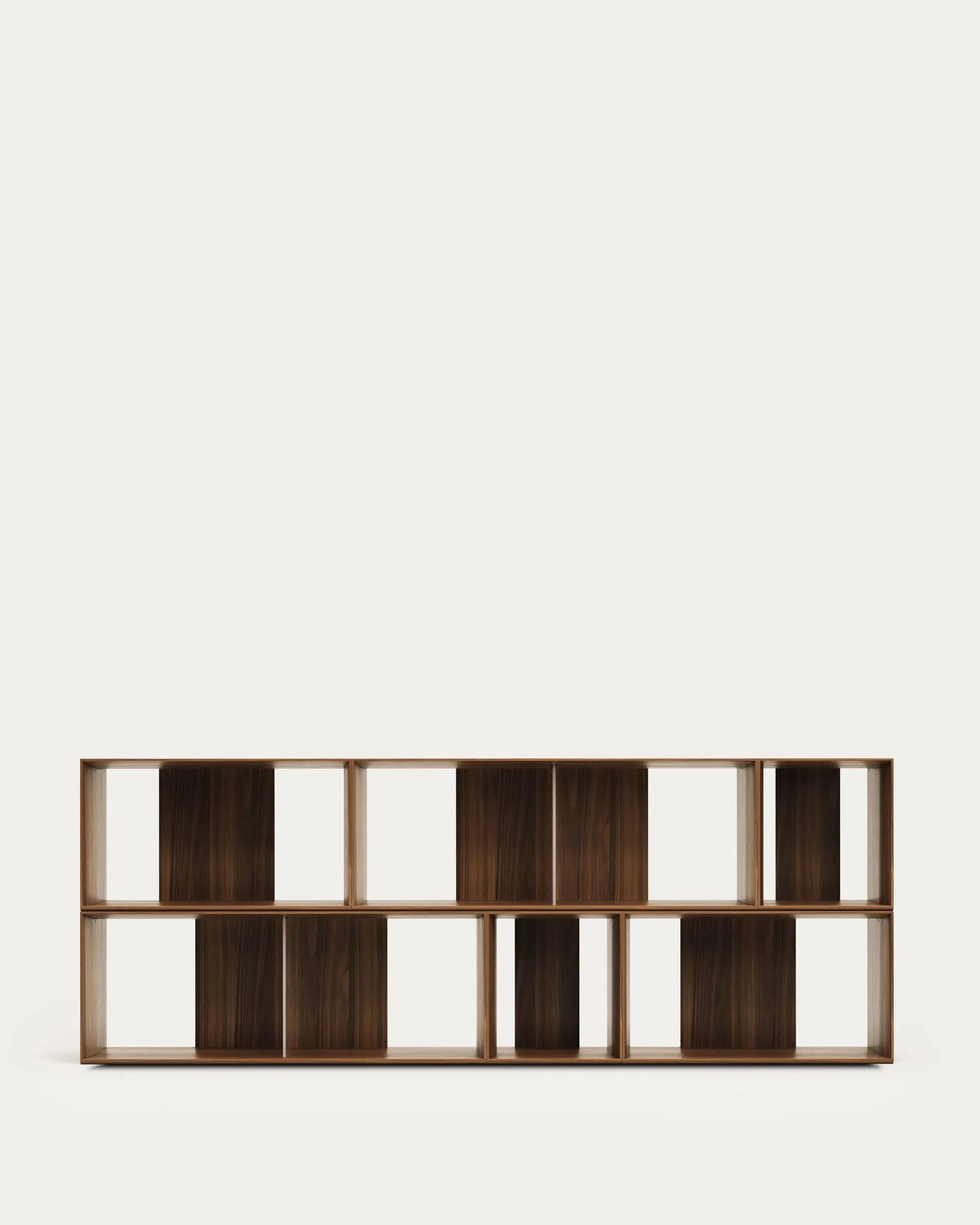 Elegantes, modulares Regalset aus Nussholzfurnier für flexible Raumgestaltung.