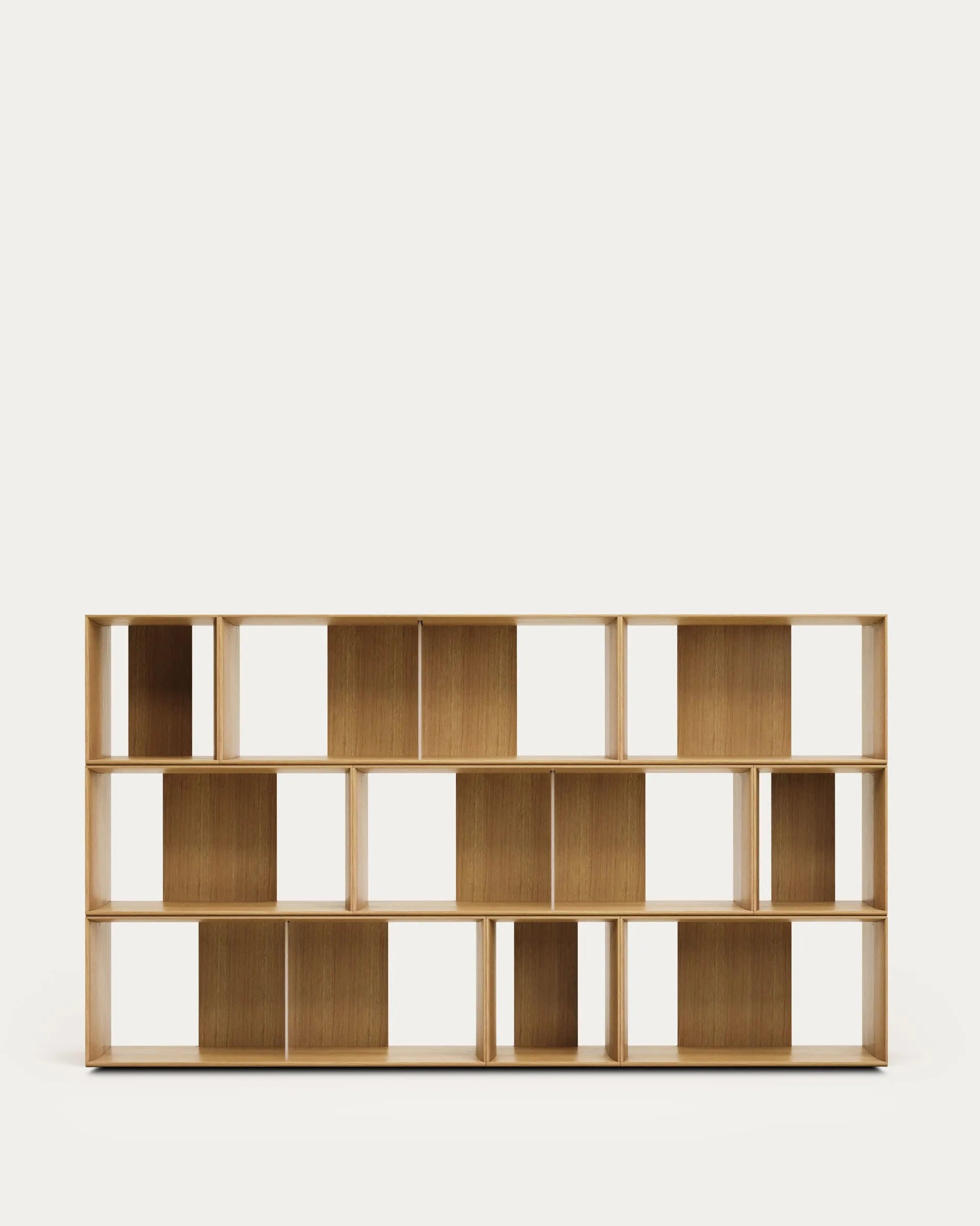 Das Litto Set besteht aus 9 modularen Regalen aus Eichenfurnier, ideal für stilvolle und flexible Aufbewahrung in jedem Raum.