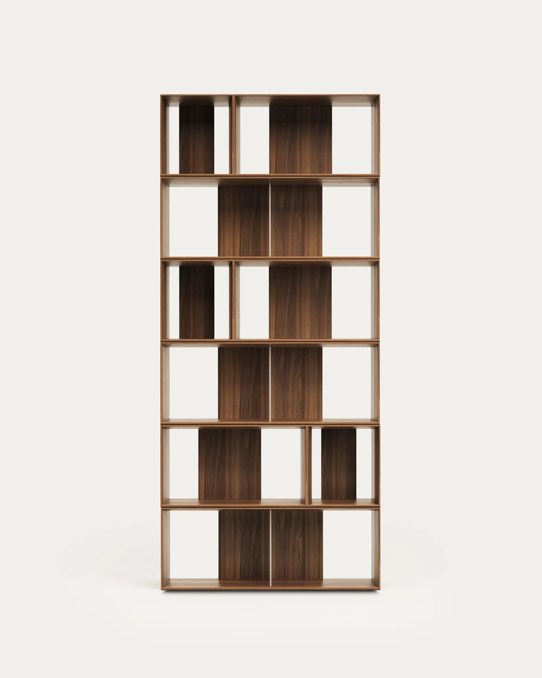 Elegantes, modulares Regalset aus Nussholz, flexibel anpassbar, für stilvolle Raumgestaltung.