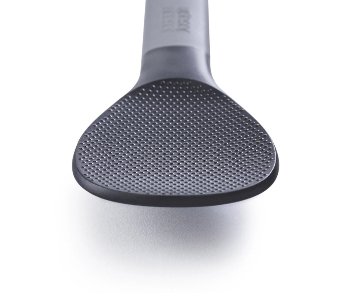 Elevate Fusion Reislöffel in Schwarz präsentiert im Onlineshop von KAQTU Design AG. Kochbesteck ist von Joseph Joseph
