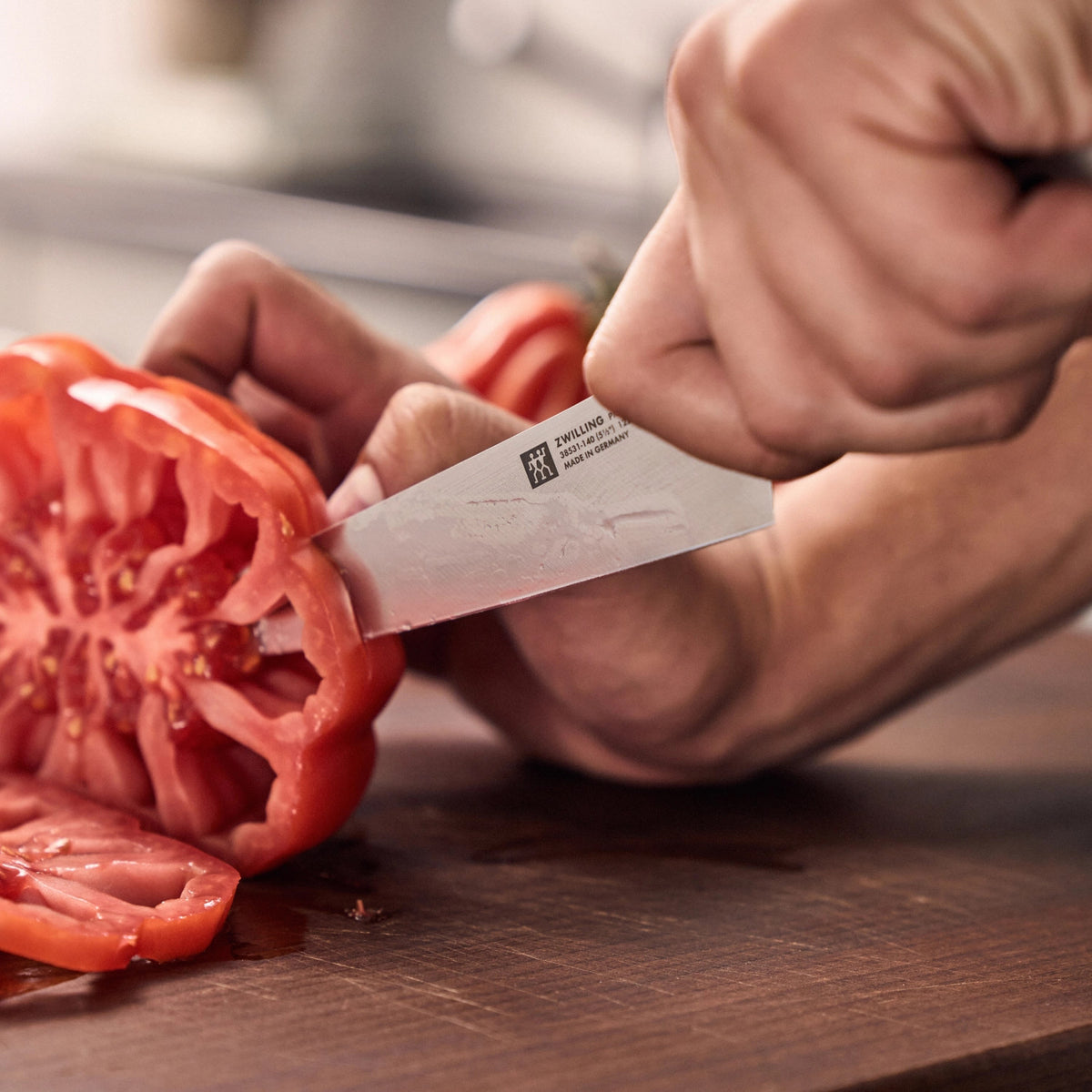 Pro le blanc Kochmesser compact 140mm in Weiss präsentiert im Onlineshop von KAQTU Design AG. Küchenmesser ist von Zwilling Kitchen