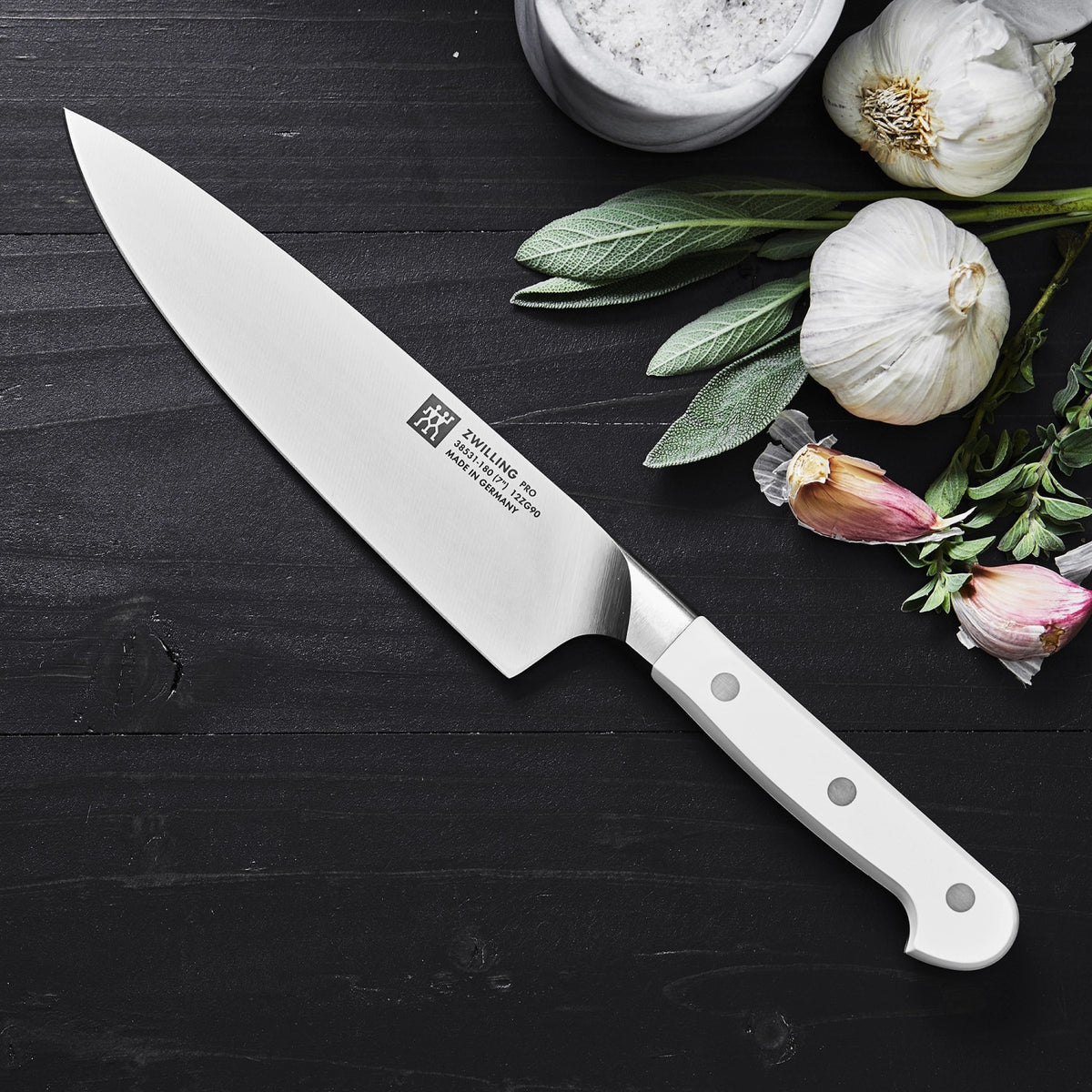 Pro le blanc Kochmesser 180mm in Weiss präsentiert im Onlineshop von KAQTU Design AG. Küchenmesser ist von Zwilling Kitchen