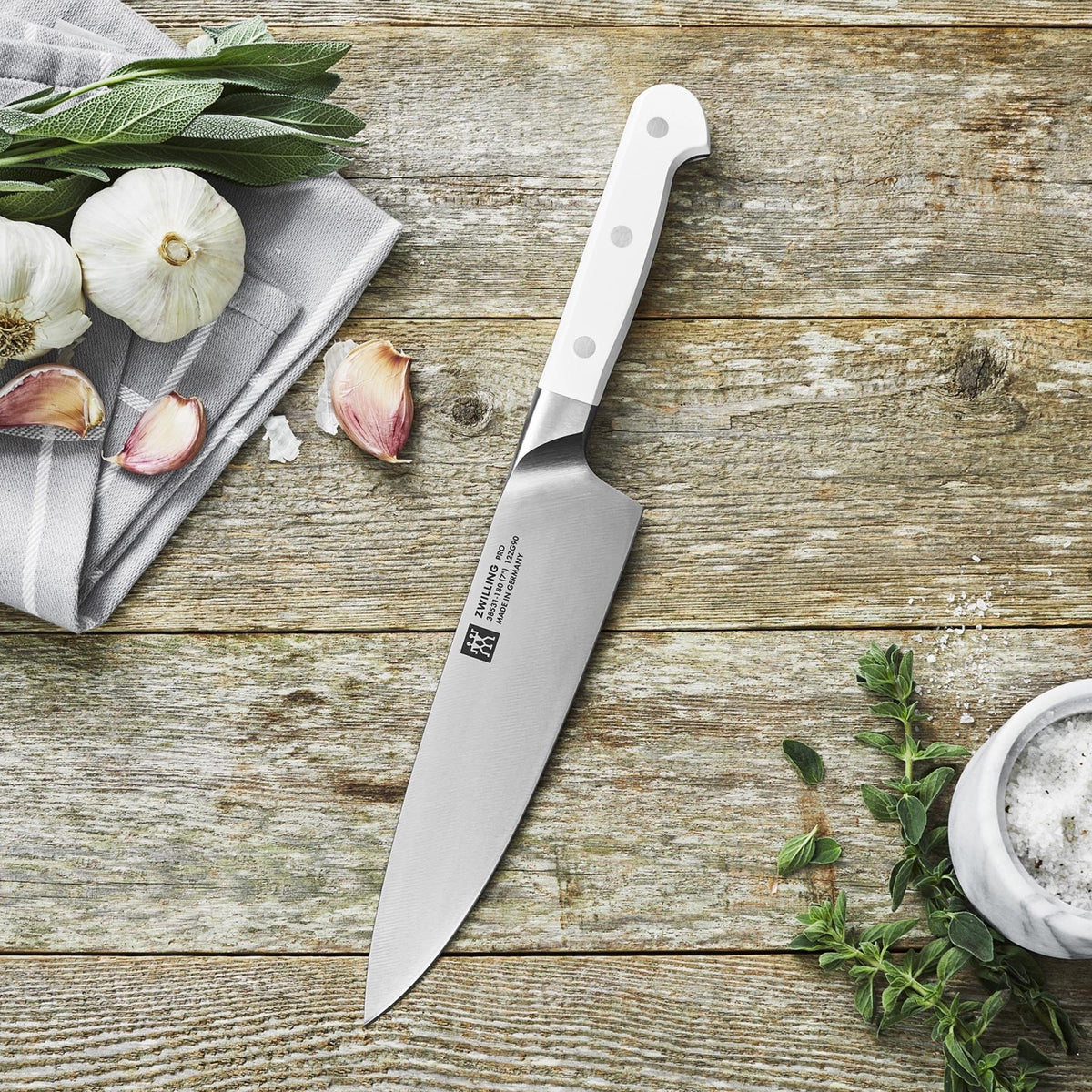 Pro le blanc Kochmesser 180mm in Weiss präsentiert im Onlineshop von KAQTU Design AG. Küchenmesser ist von Zwilling Kitchen