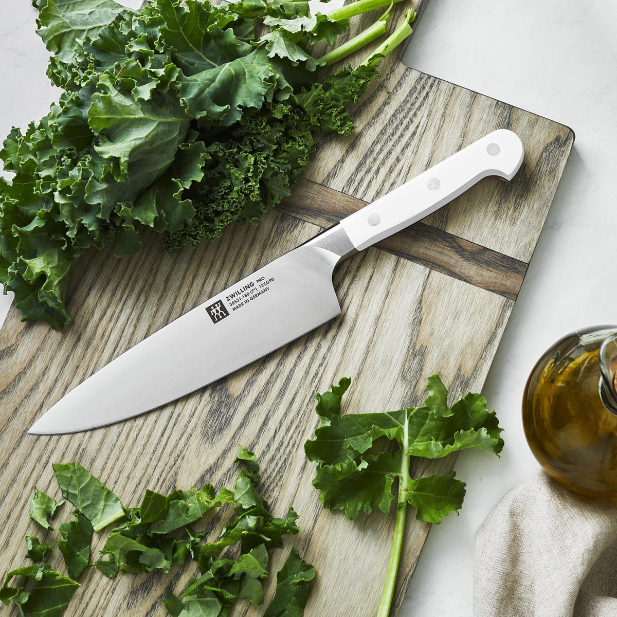 Pro le blanc Kochmesser 180mm in Weiss präsentiert im Onlineshop von KAQTU Design AG. Küchenmesser ist von Zwilling Kitchen