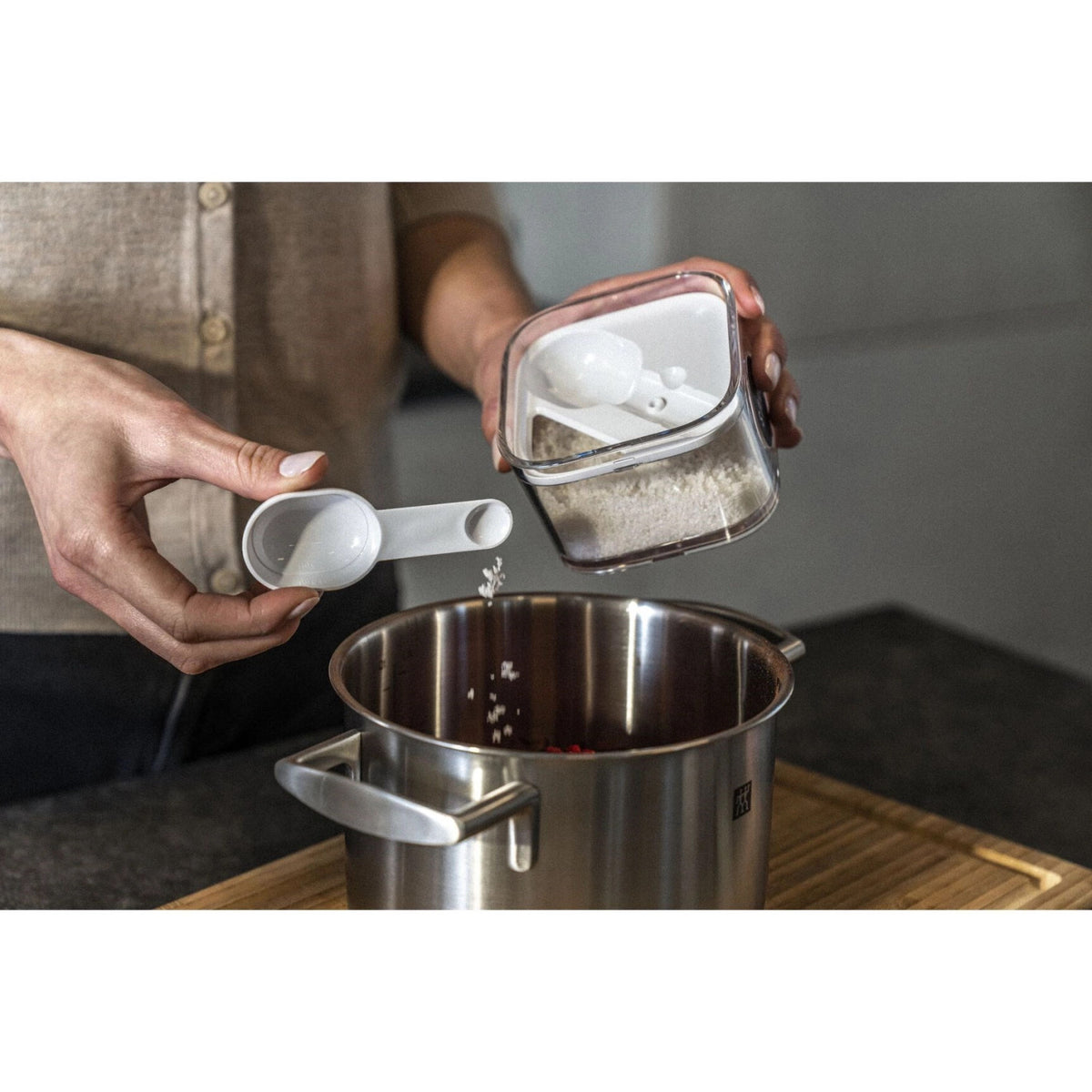 Cube S Einsatz mit Messlöffel, passend zu S,2S,3S,4S in Weiss präsentiert im Onlineshop von KAQTU Design AG. Aufbewahrungsbehälter ist von Zwilling