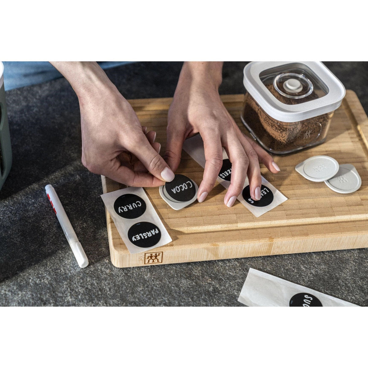 3tlg Cube Etikettenpositioniererset in Silber präsentiert im Onlineshop von KAQTU Design AG. Aufbewahrungsbeutel ist von Zwilling