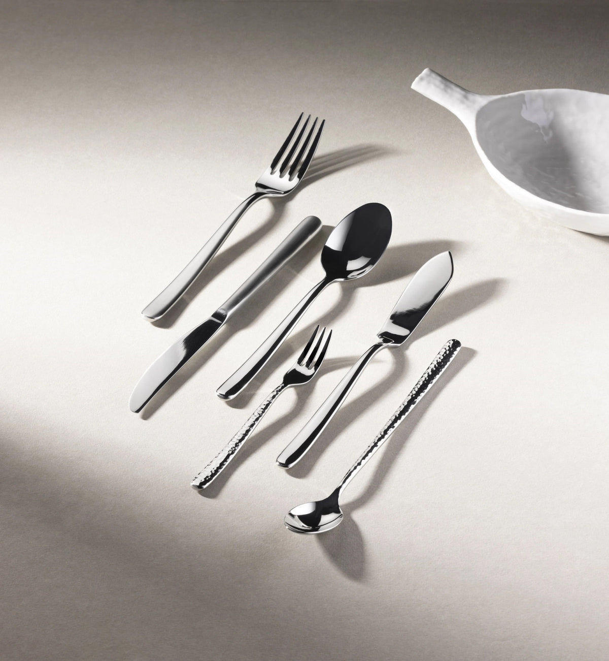 Courchevel Tafelmesser edelstahl matt in Silber präsentiert im Onlineshop von KAQTU Design AG. Besteck ist von Revol