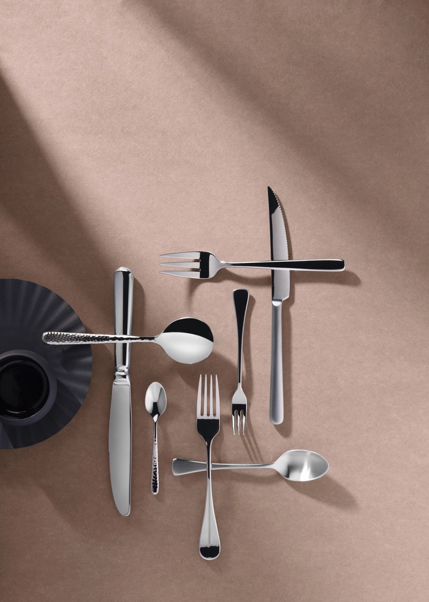 Eleganter Courchevel Suppen-/Creme-Löffel aus Edelstahl mit martele-Oberfläche, perfekt für stilvolle Tischgedecke und Suppenliebhaber.