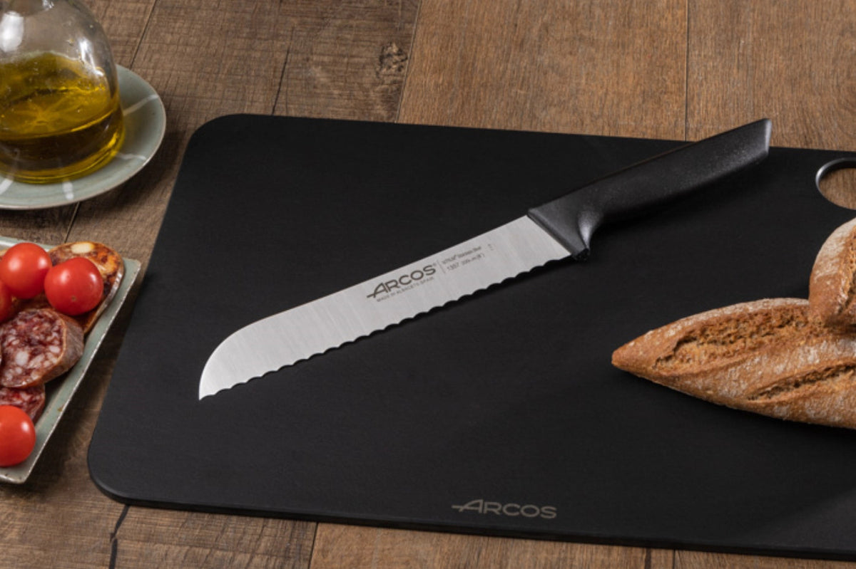Niza Brotmesser mit Kunststoffgriff Klinge 20cm in Schwarz präsentiert im Onlineshop von KAQTU Design AG. Küchenmesser ist von Arcos