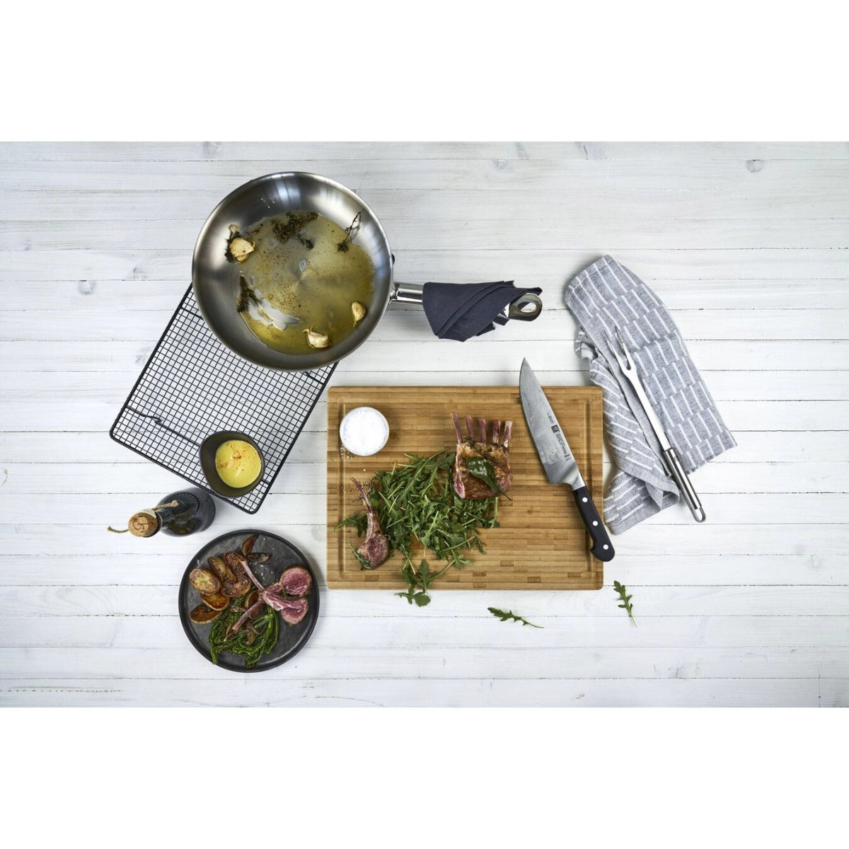 Schneidebrett Bambus, gross 42x40x3 cm in Braun präsentiert im Onlineshop von KAQTU Design AG. Schneidbrett ist von Zwilling Kitchen