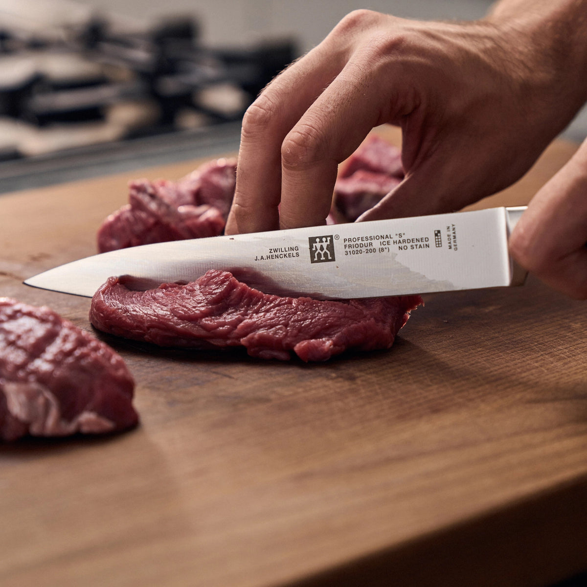 Professional "S" Fleischmesser 200 mm in Schwarz präsentiert im Onlineshop von KAQTU Design AG. Küchenmesser ist von Zwilling Kitchen