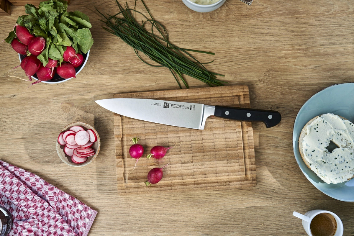 Professional "S" Kochmesser 200 mm in Schwarz präsentiert im Onlineshop von KAQTU Design AG. Küchenmesser ist von Zwilling Kitchen
