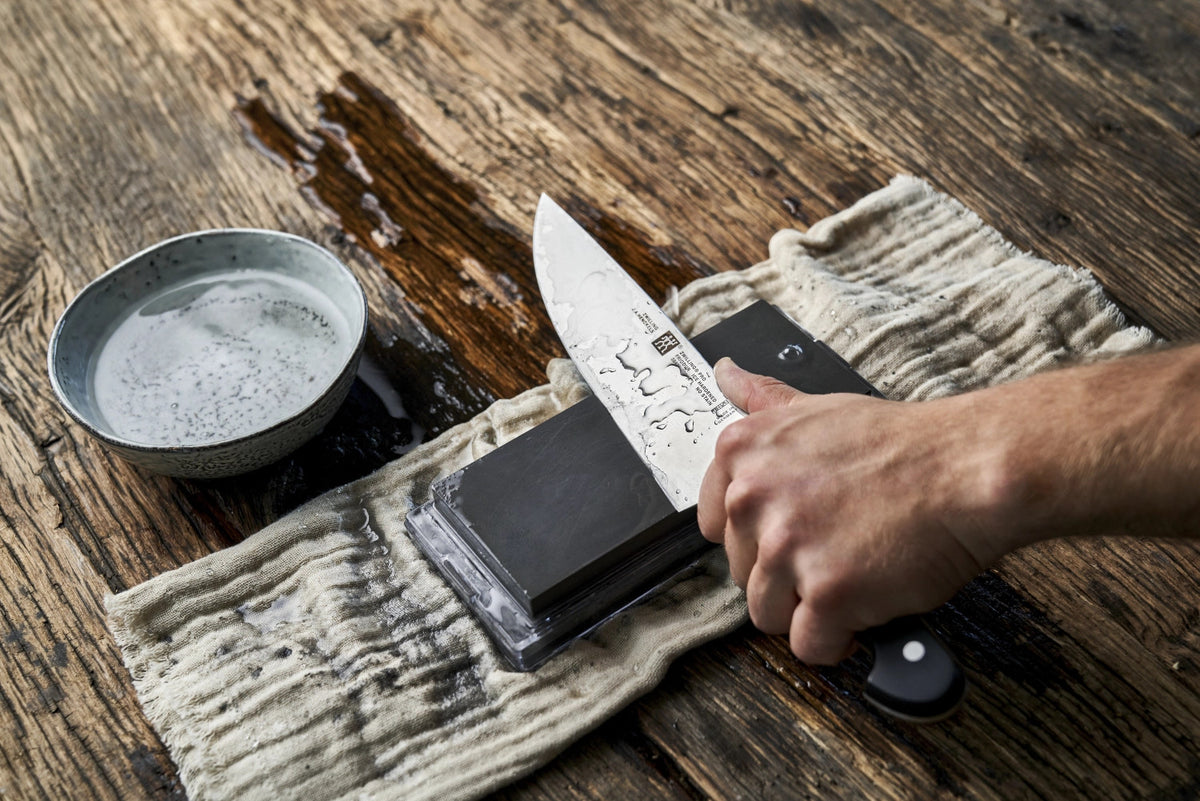 Wetzstein TWIN Finishing Stone Pro 3000/8000 in Schwarz präsentiert im Onlineshop von KAQTU Design AG. Küchenmesser ist von Zwilling Kitchen