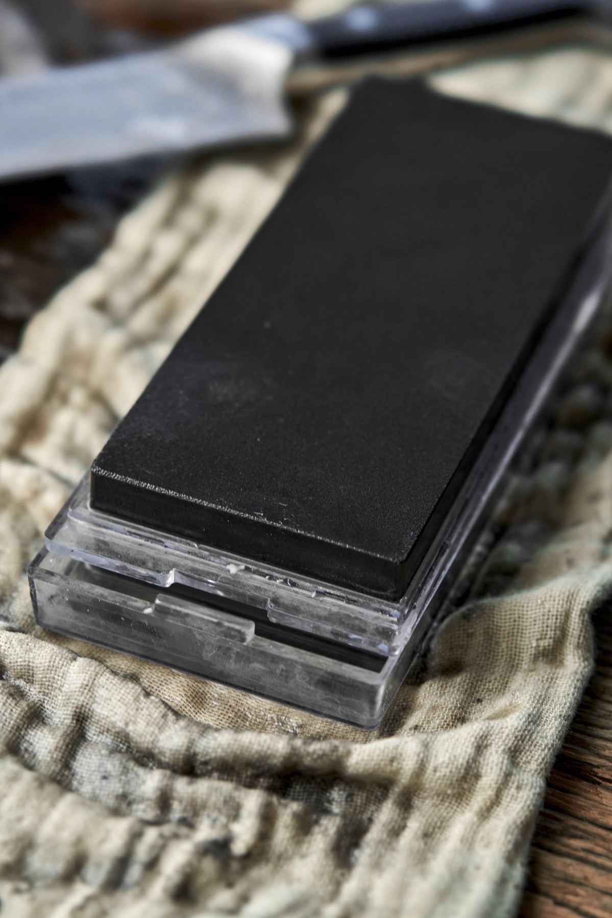 Wetzstein TWIN Finishing Stone Pro 3000/8000 in Schwarz präsentiert im Onlineshop von KAQTU Design AG. Küchenmesser ist von Zwilling Kitchen