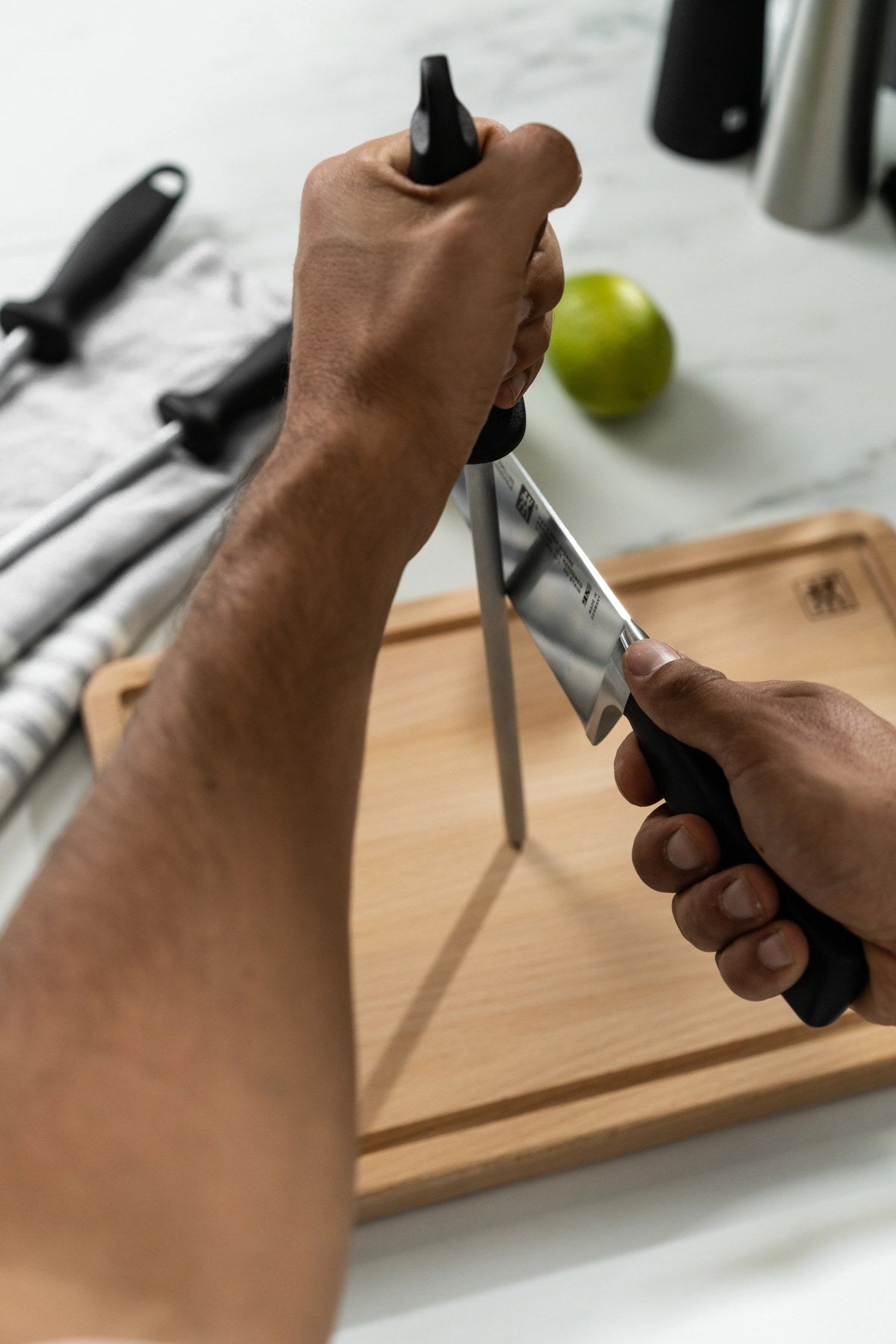 Wetzstahl 230 mm Kunststoff-Griff in Schwarz präsentiert im Onlineshop von KAQTU Design AG. Küchenmesser ist von Zwilling Kitchen