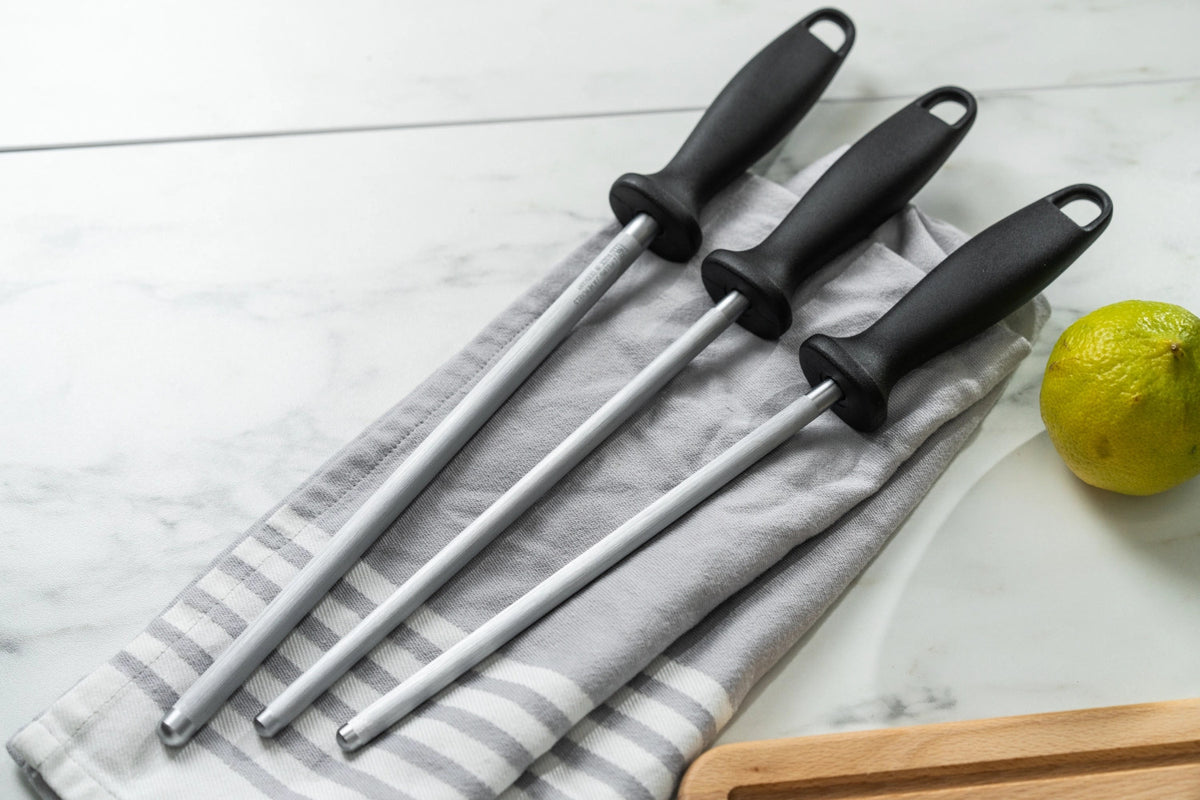 Wetzstahl 230 mm Kunststoff-Griff in Schwarz präsentiert im Onlineshop von KAQTU Design AG. Küchenmesser ist von Zwilling Kitchen