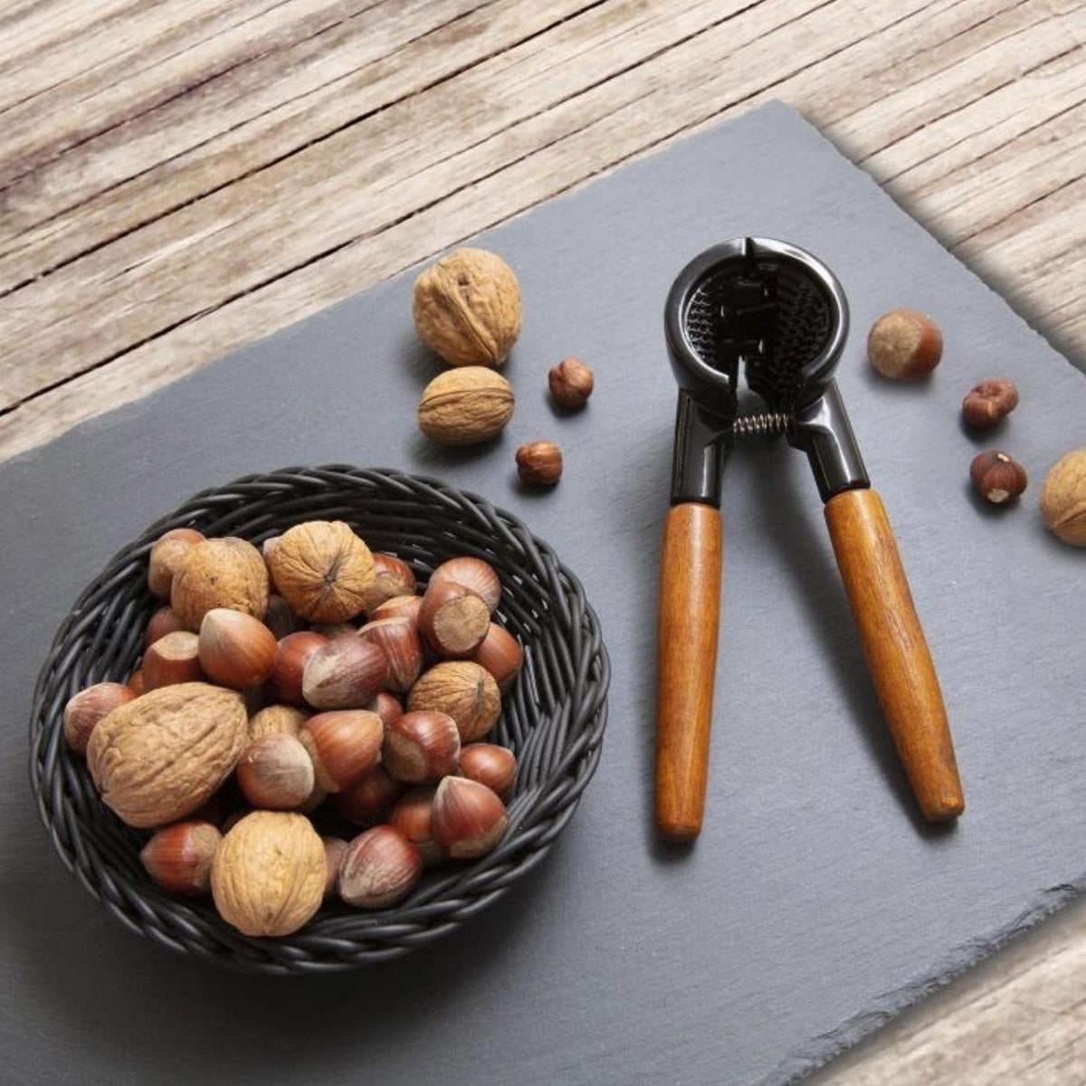 Nussknacker-, Sektzange Nussprofi, m. Holzgriff, 17x8.5x6cm in Braun präsentiert im Onlineshop von KAQTU Design AG. Zange ist von Westmark