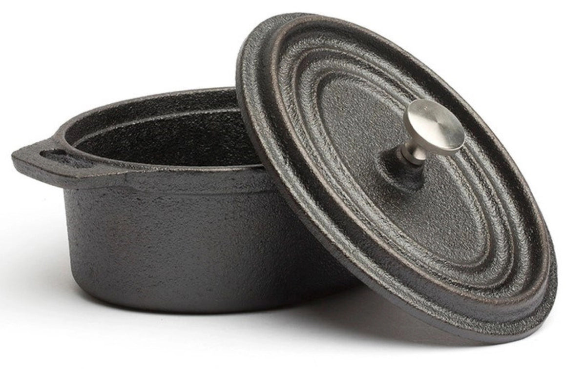 Kasserolle Mini Gusseisen oval 9.5x12.5cm H: 5.5cm in Schwarz präsentiert im Onlineshop von KAQTU Design AG. Schmortopf ist von Comas