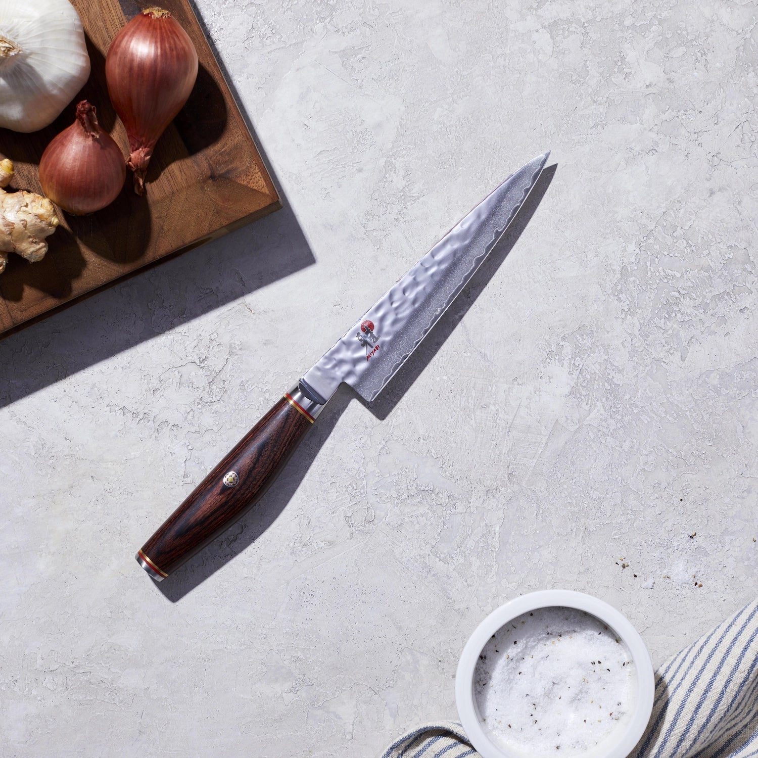 Erleben Sie mit dem MIYABI 6000MCT Shotoh, 130mm, ein Meisterwerk der japanischen Schneidkunst – ideal für präzise und mühelose Schneidarbeiten.