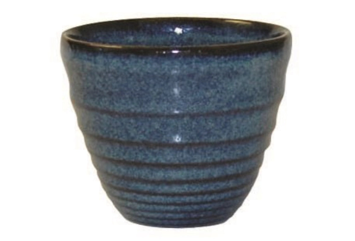 Blauer Becher «Bit on the Side Sapphire Blue» von Churchill aus Keramik/Porzellan/Steinzeug mit geriffelter Oberfläche, 28cl Fassungsvermögen.