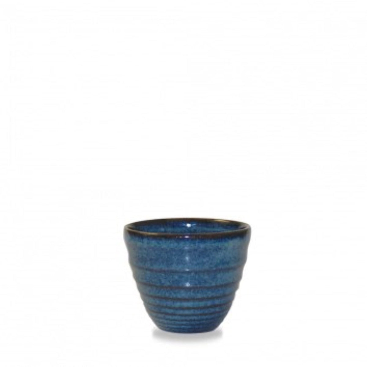 Blauer Becher «Bit on the Side Sapphire Blue» von Churchill aus Keramik/Porzellan, geriffelte Oberfläche, Durchmesser 7cm, Höhe 6.2cm, 11cl.