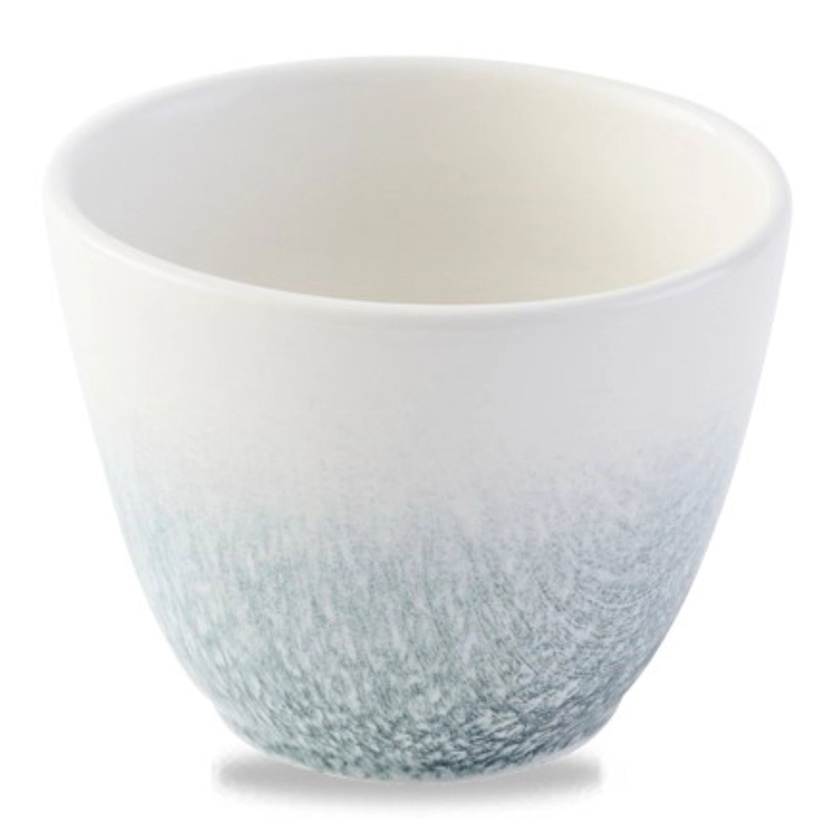 Blauer Keramikbecher Raku Nourish Chip Becher von Churchill, Höhe 8 cm, 29 cl Fassungsvermögen, runde Form mit Henkel, auf hellem Hintergrund.