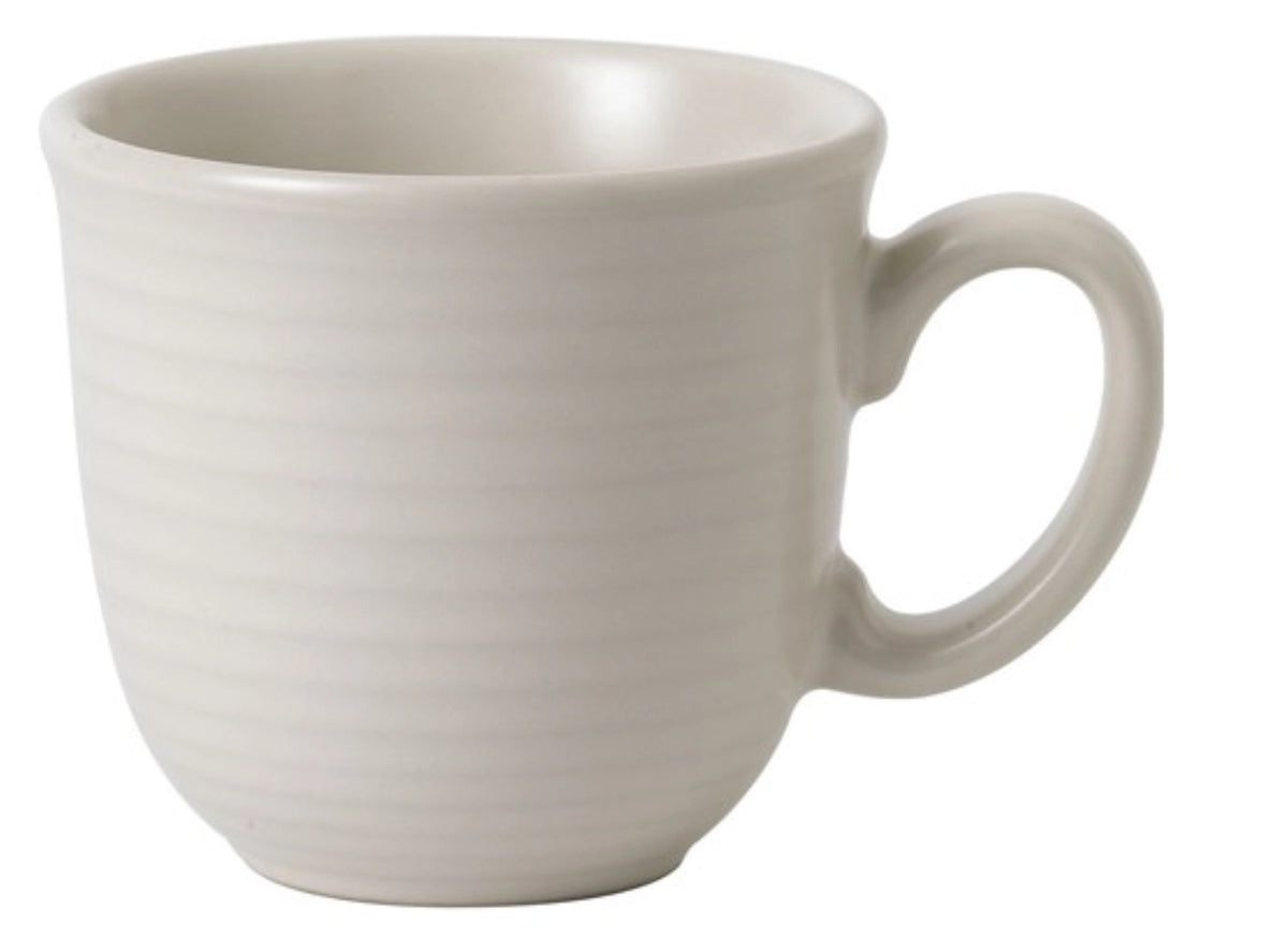 Weisser Becher Evo Pearl von Churchill aus Keramik und Steinzeug mit matter Glasur, H8.5cm, charakteristischer Evo-Prägung und handgefertigtem Erscheinungsbild.