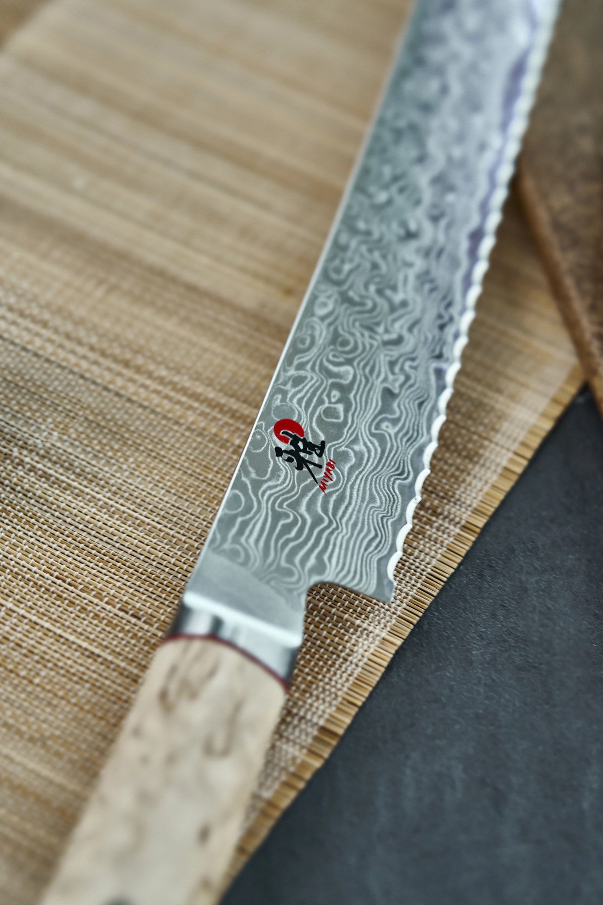 MIYABI 5000MCD Brotmesser, 230mm in Braun präsentiert im Onlineshop von KAQTU Design AG. Damastmesser ist von Miyabi