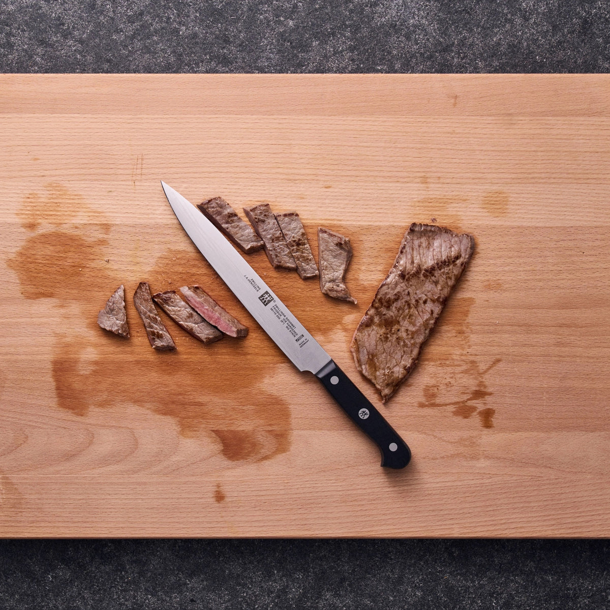 ZWILLING Gourmet Fleischmesser, 200 mm in Schwarz präsentiert im Onlineshop von KAQTU Design AG. Küchenmesser ist von Zwilling Kitchen