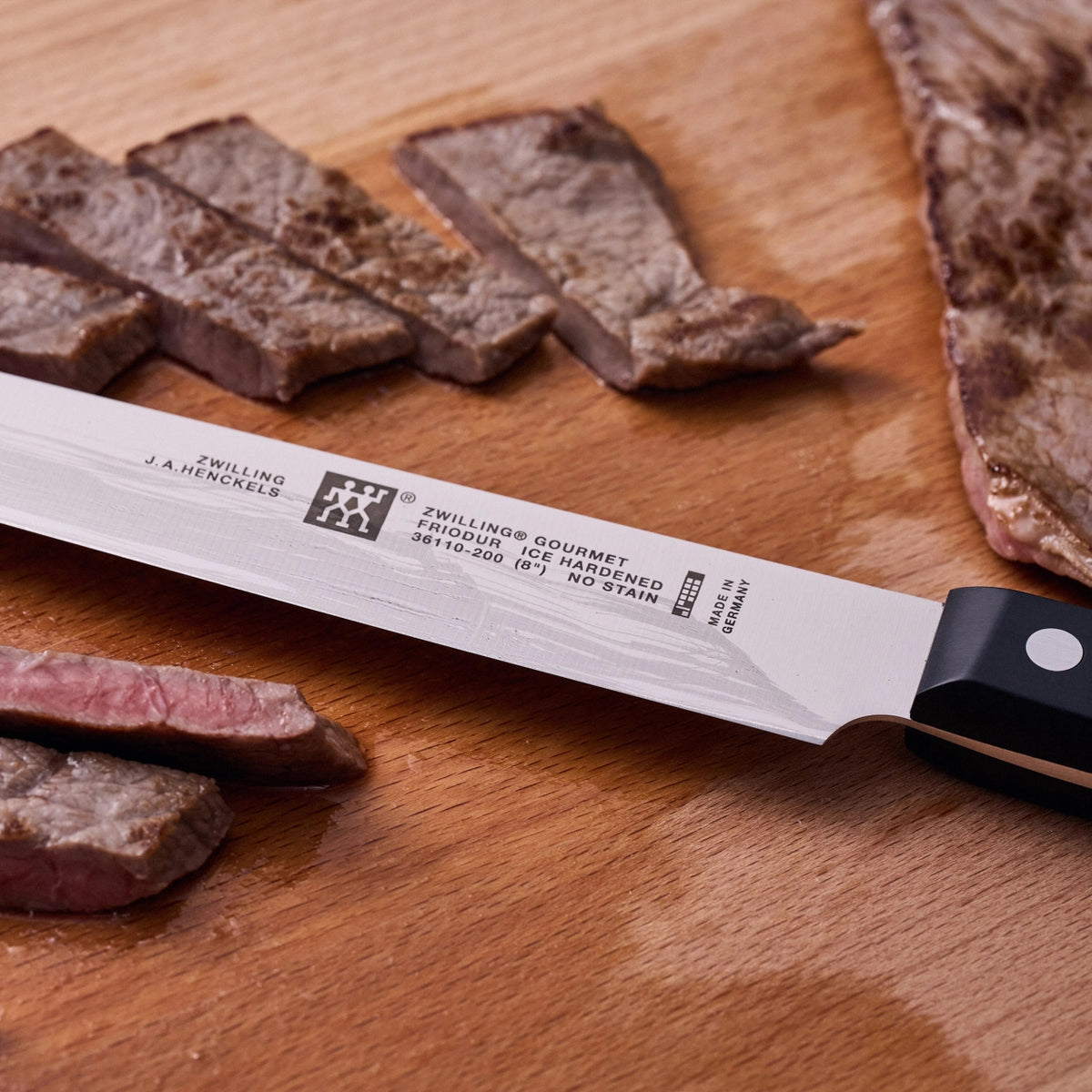 ZWILLING Gourmet Fleischmesser, 200 mm in Schwarz präsentiert im Onlineshop von KAQTU Design AG. Küchenmesser ist von Zwilling Kitchen
