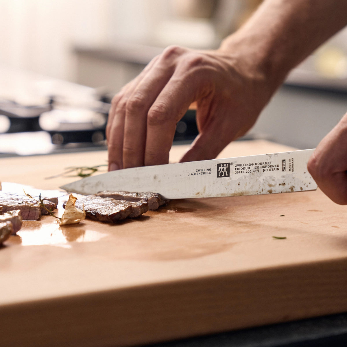 ZWILLING Gourmet Fleischmesser, 200 mm in Schwarz präsentiert im Onlineshop von KAQTU Design AG. Küchenmesser ist von Zwilling Kitchen